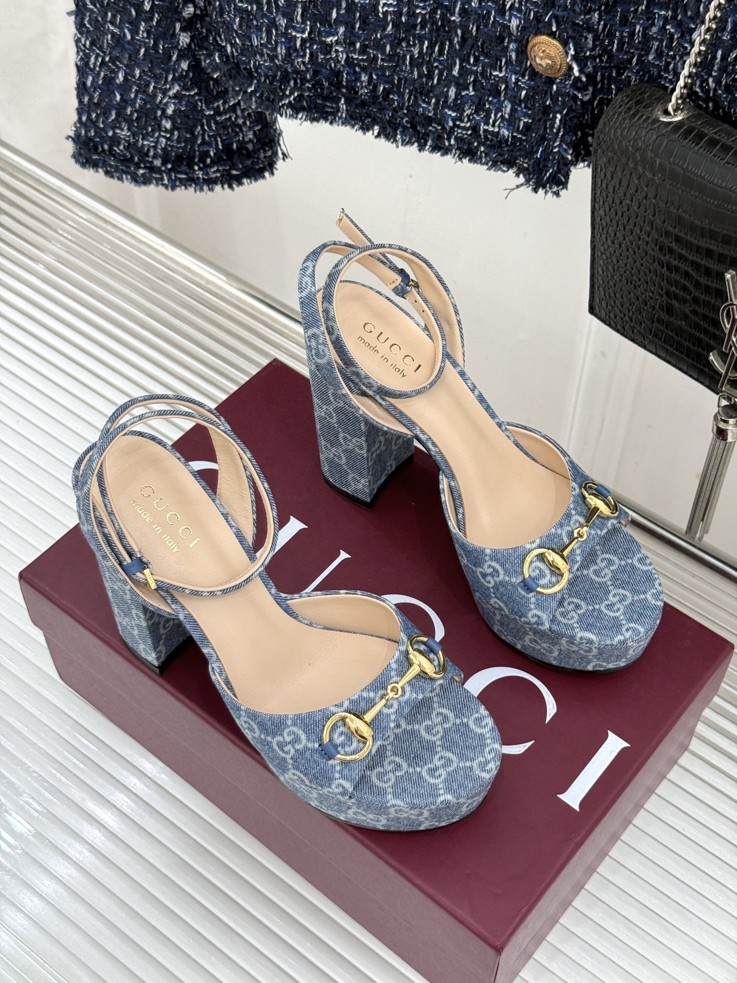 Gucci/古驰26WF新品马衔扣 鱼嘴防水台细跟高跟凉鞋 演绎复古奢华与现代气场的融合之作。 标志性金属马衔扣点缀鱼嘴