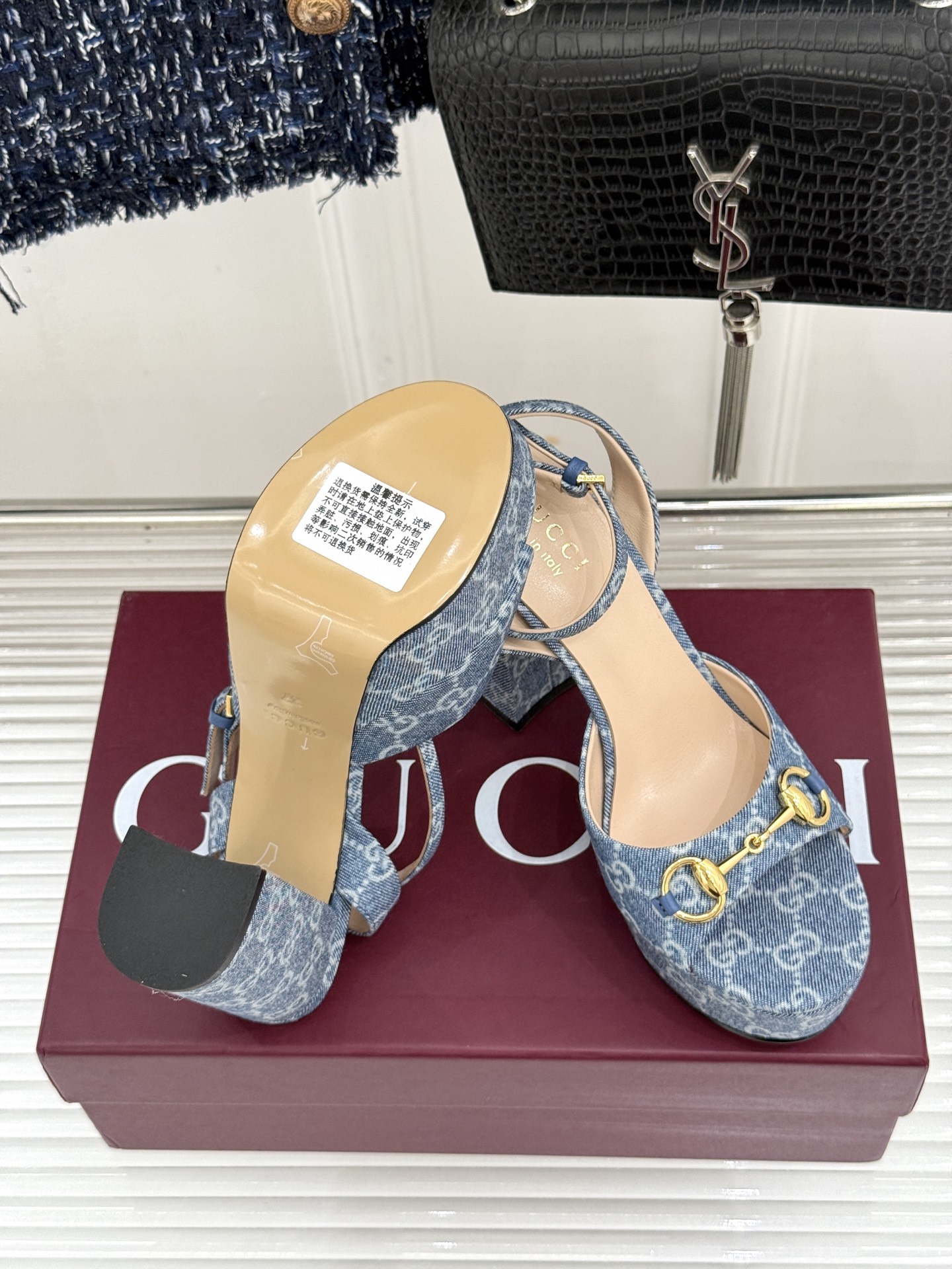 Gucci/古驰26WF新品马衔扣 鱼嘴防水台细跟高跟凉鞋 演绎复古奢华与现代气场的融合之作。 标志性金属马衔扣点缀鱼嘴