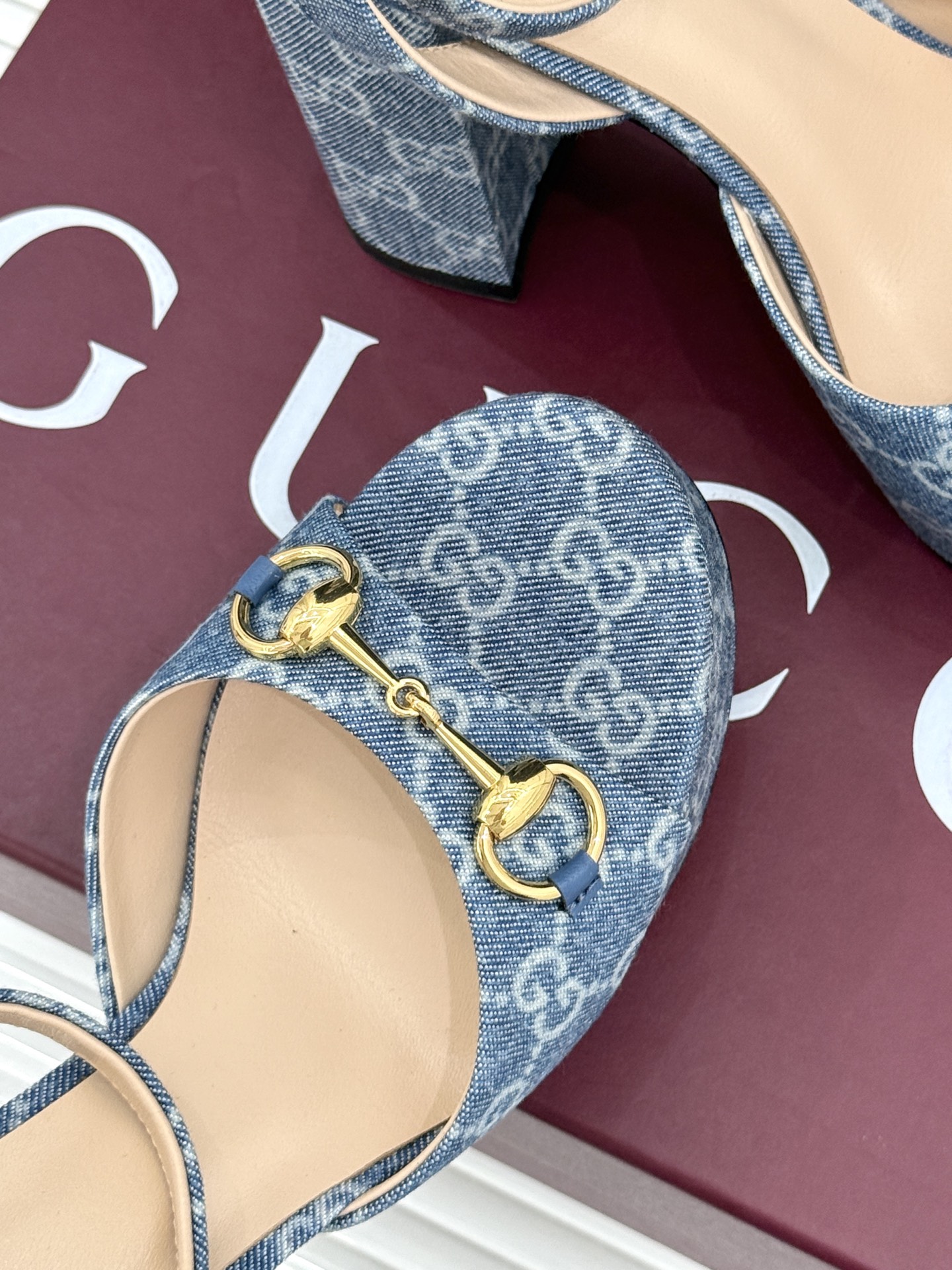 Gucci/古驰26WF新品马衔扣 鱼嘴防水台细跟高跟凉鞋 演绎复古奢华与现代气场的融合之作。 标志性金属马衔扣点缀鱼嘴