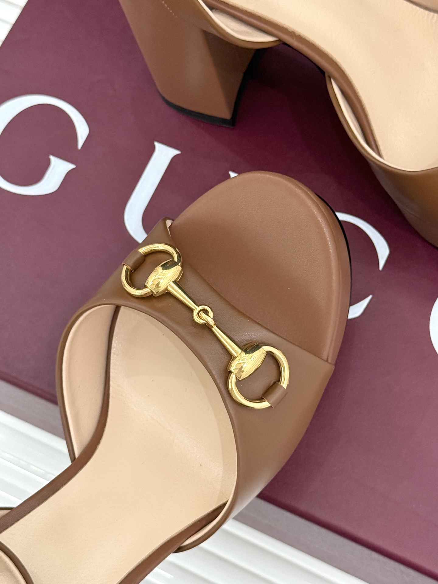 Gucci/古驰26WF新品马衔扣 鱼嘴防水台细跟高跟凉鞋 演绎复古奢华与现代气场的融合之作。 标志性金属马衔扣点缀鱼嘴 Gucci/古驰26WF新品马衔扣 鱼嘴防水台细跟高跟凉鞋 演绎复古奢华与现代气场的融合之作。 标志性金属马衔扣点缀鱼嘴
