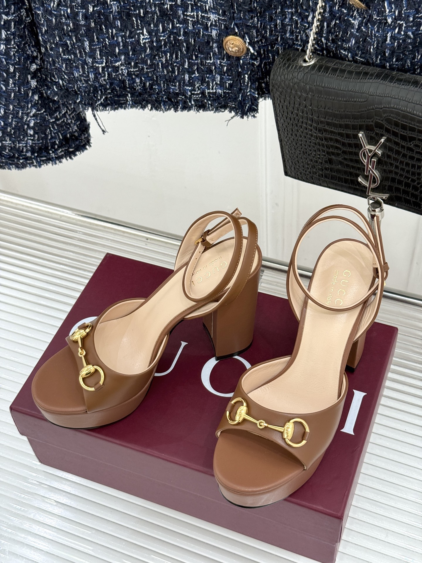 Gucci/古驰26WF新品马衔扣 鱼嘴防水台细跟高跟凉鞋 演绎复古奢华与现代气场的融合之作。 标志性金属马衔扣点缀鱼嘴 Gucci/古驰26WF新品马衔扣 鱼嘴防水台细跟高跟凉鞋 演绎复古奢华与现代气场的融合之作。 标志性金属马衔扣点缀鱼嘴