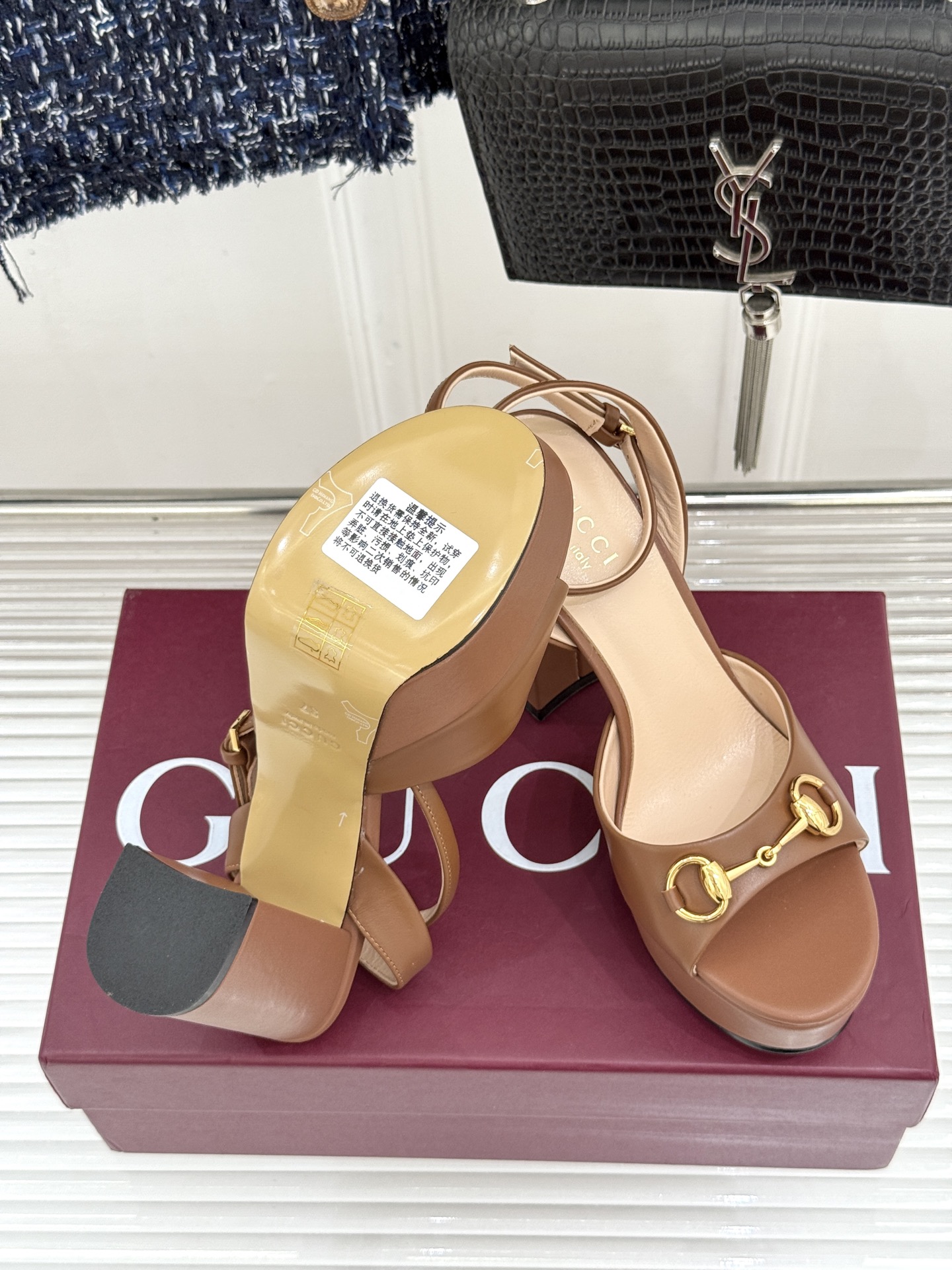 Gucci/古驰26WF新品马衔扣 鱼嘴防水台细跟高跟凉鞋 演绎复古奢华与现代气场的融合之作。 标志性金属马衔扣点缀鱼嘴 Gucci/古驰26WF新品马衔扣 鱼嘴防水台细跟高跟凉鞋 演绎复古奢华与现代气场的融合之作。 标志性金属马衔扣点缀鱼嘴