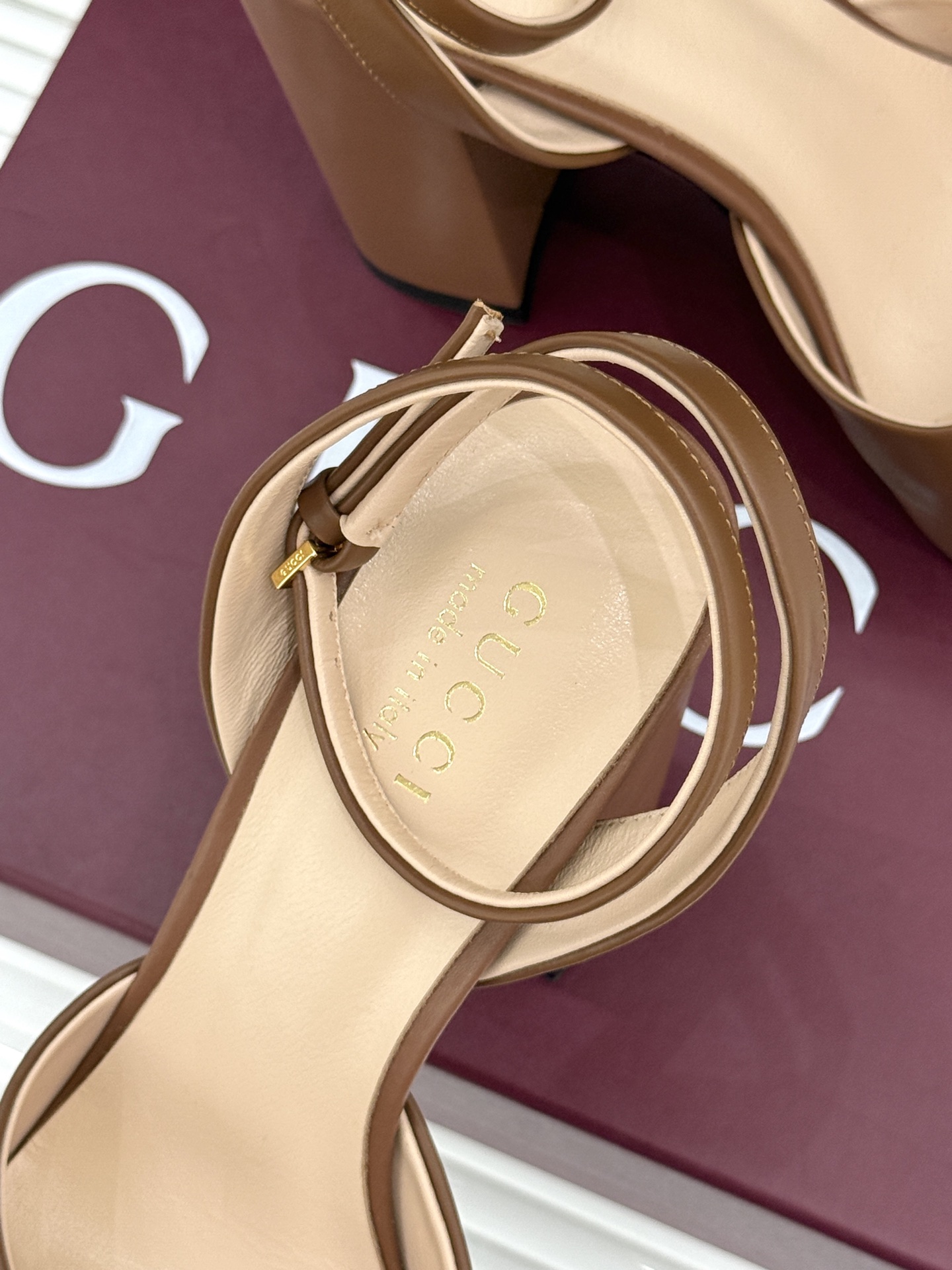 Gucci/古驰26WF新品马衔扣 鱼嘴防水台细跟高跟凉鞋 演绎复古奢华与现代气场的融合之作。 标志性金属马衔扣点缀鱼嘴 Gucci/古驰26WF新品马衔扣 鱼嘴防水台细跟高跟凉鞋 演绎复古奢华与现代气场的融合之作。 标志性金属马衔扣点缀鱼嘴