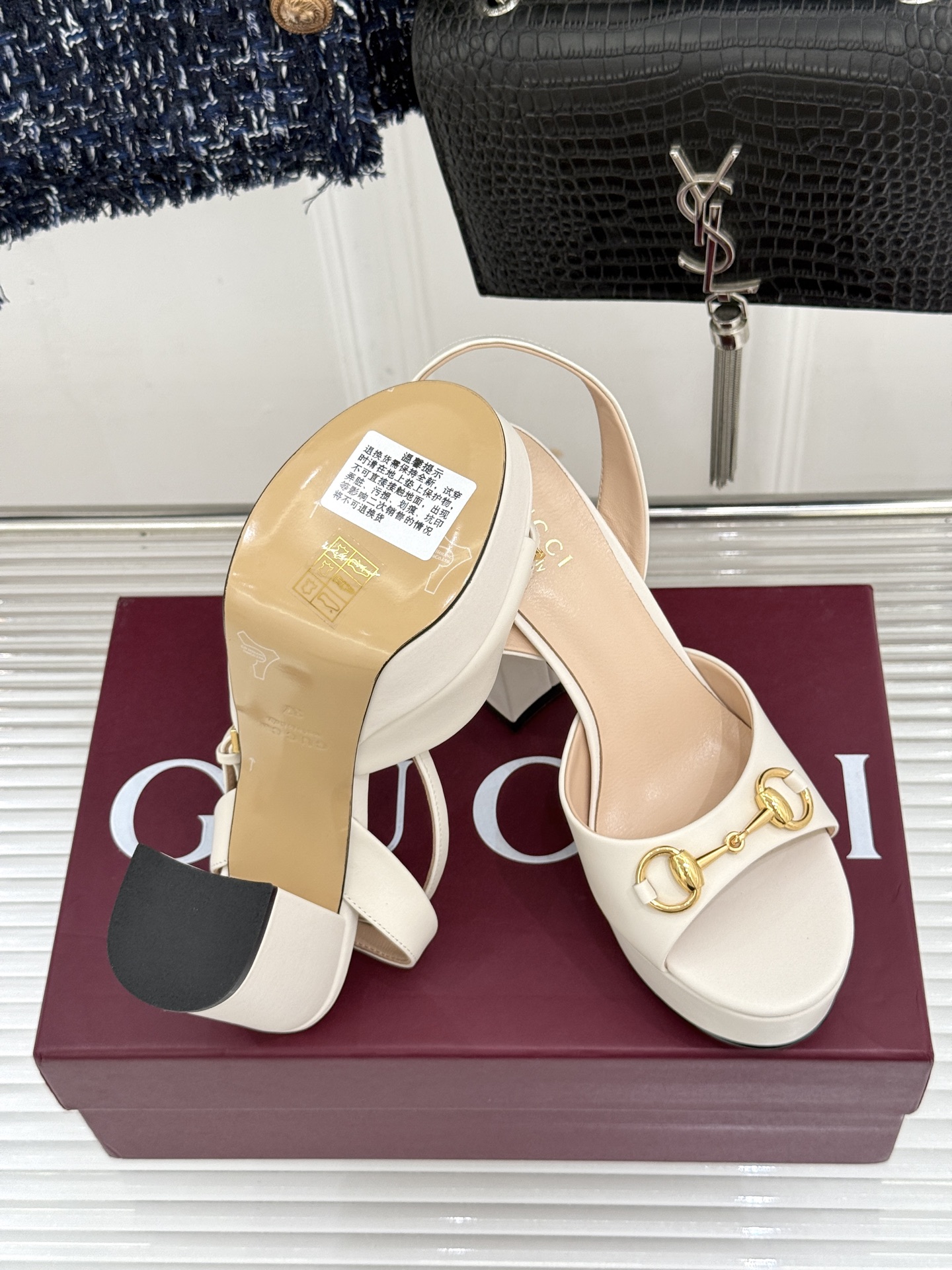 Gucci/古驰26WF新品马衔扣 鱼嘴防水台细跟高跟凉鞋 演绎复古奢华与现代气场的融合之作。 标志性金属马衔扣点缀鱼嘴