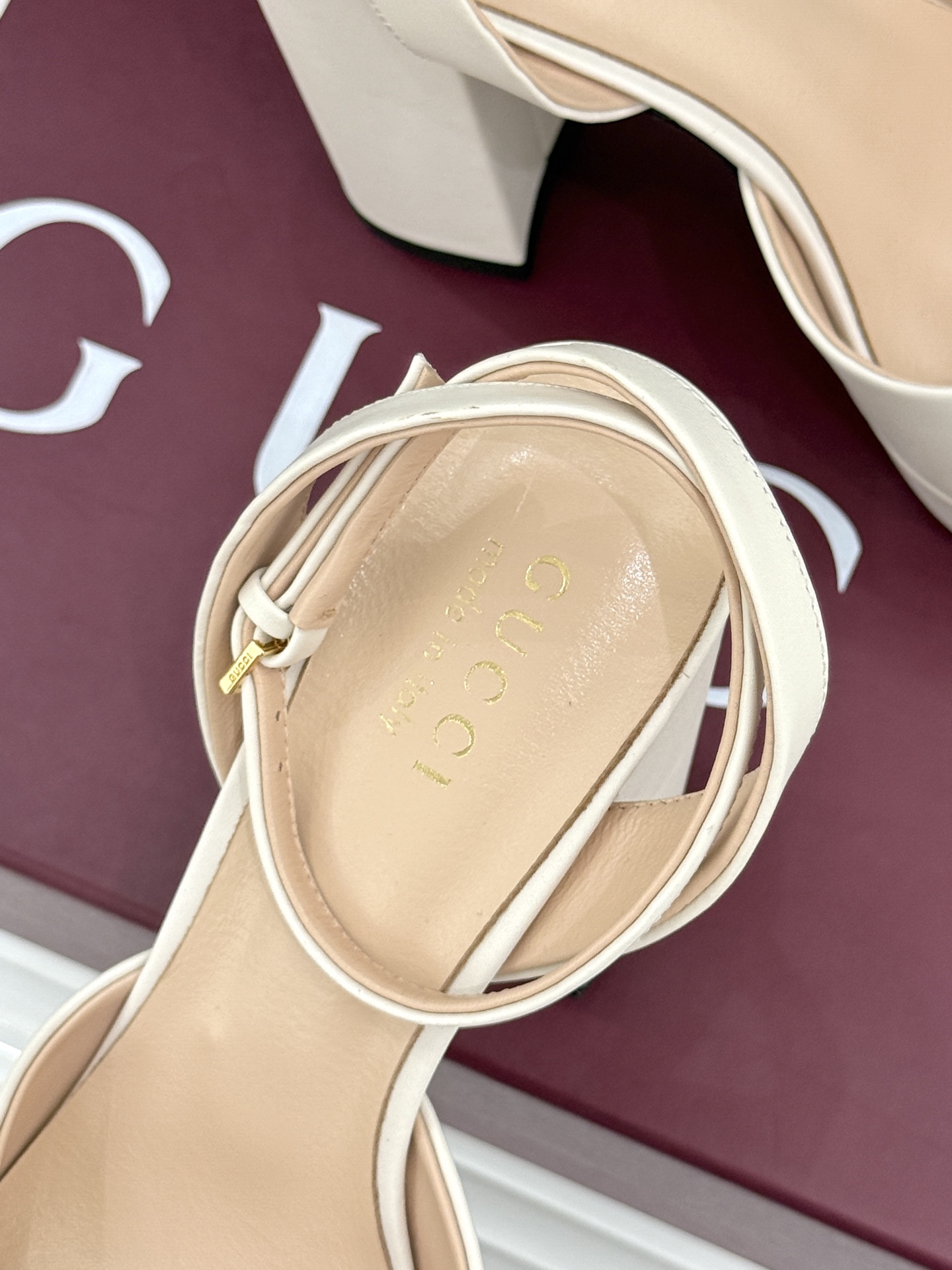 Gucci/古驰26WF新品马衔扣 鱼嘴防水台细跟高跟凉鞋 演绎复古奢华与现代气场的融合之作。 标志性金属马衔扣点缀鱼嘴