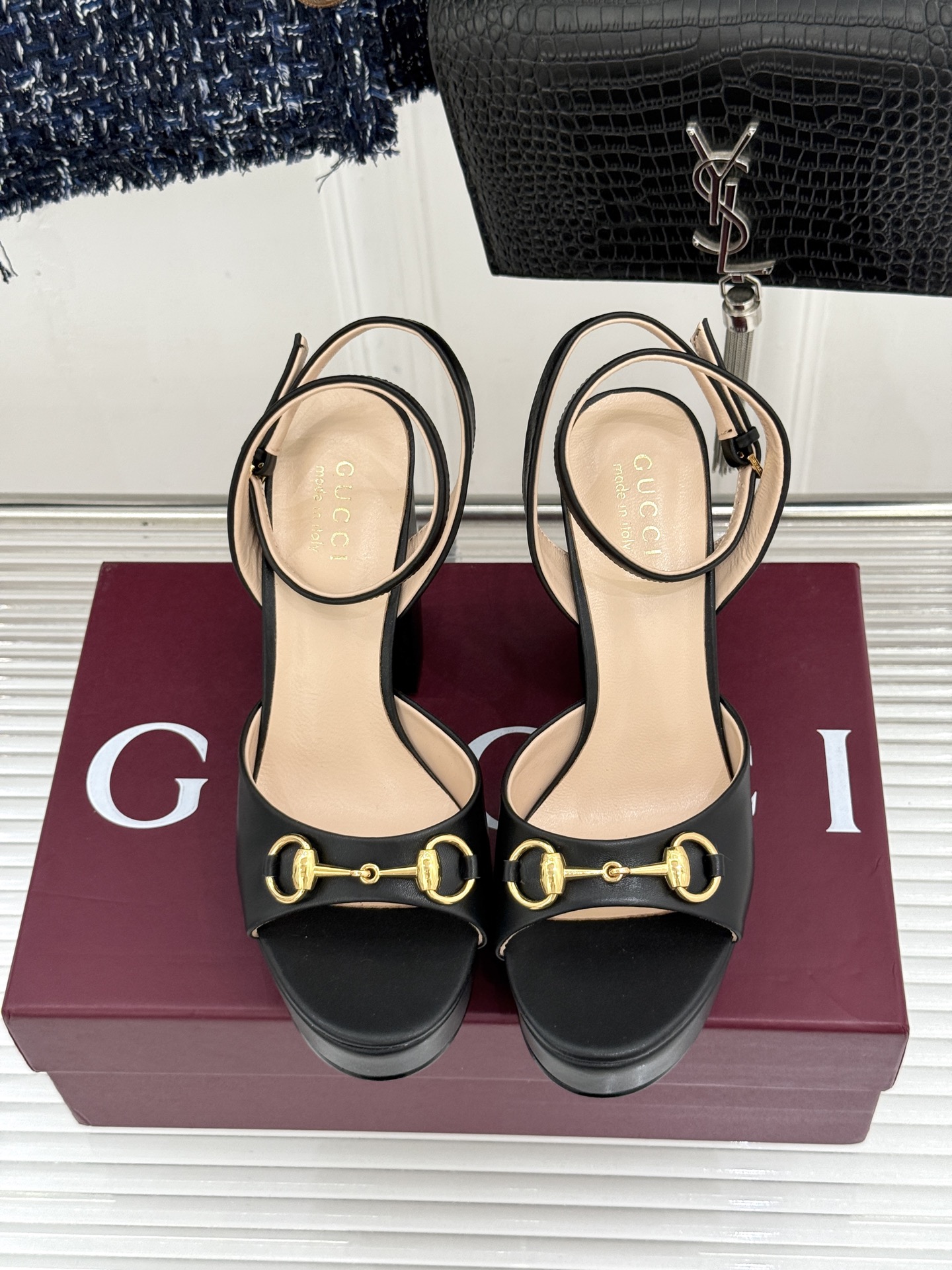 Gucci/古驰26WF新品马衔扣 鱼嘴防水台细跟高跟凉鞋 演绎复古奢华与现代气场的融合之作。 标志性金属马衔扣点缀鱼嘴