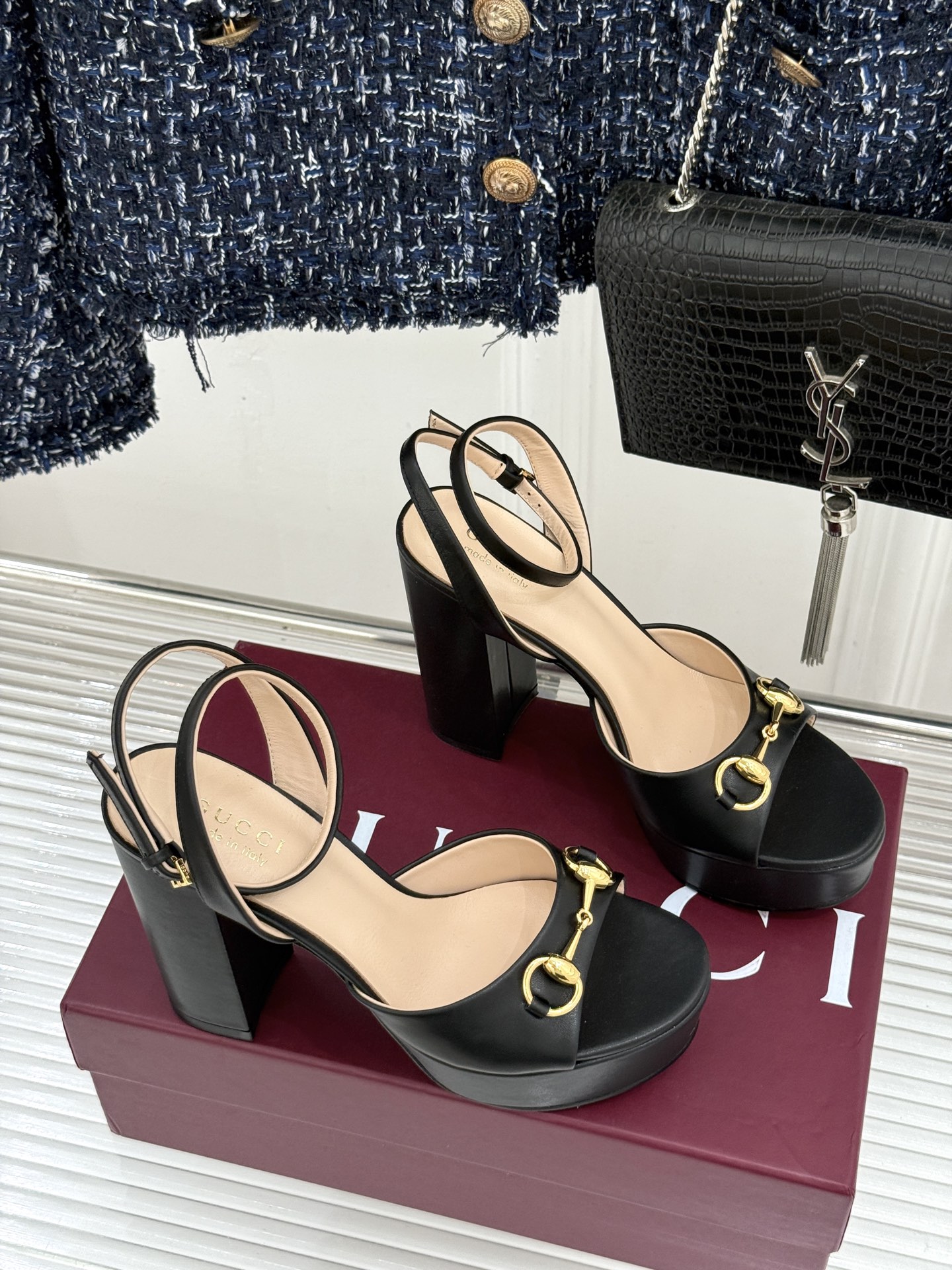 Gucci/古驰26WF新品马衔扣 鱼嘴防水台细跟高跟凉鞋 演绎复古奢华与现代气场的融合之作。 标志性金属马衔扣点缀鱼嘴