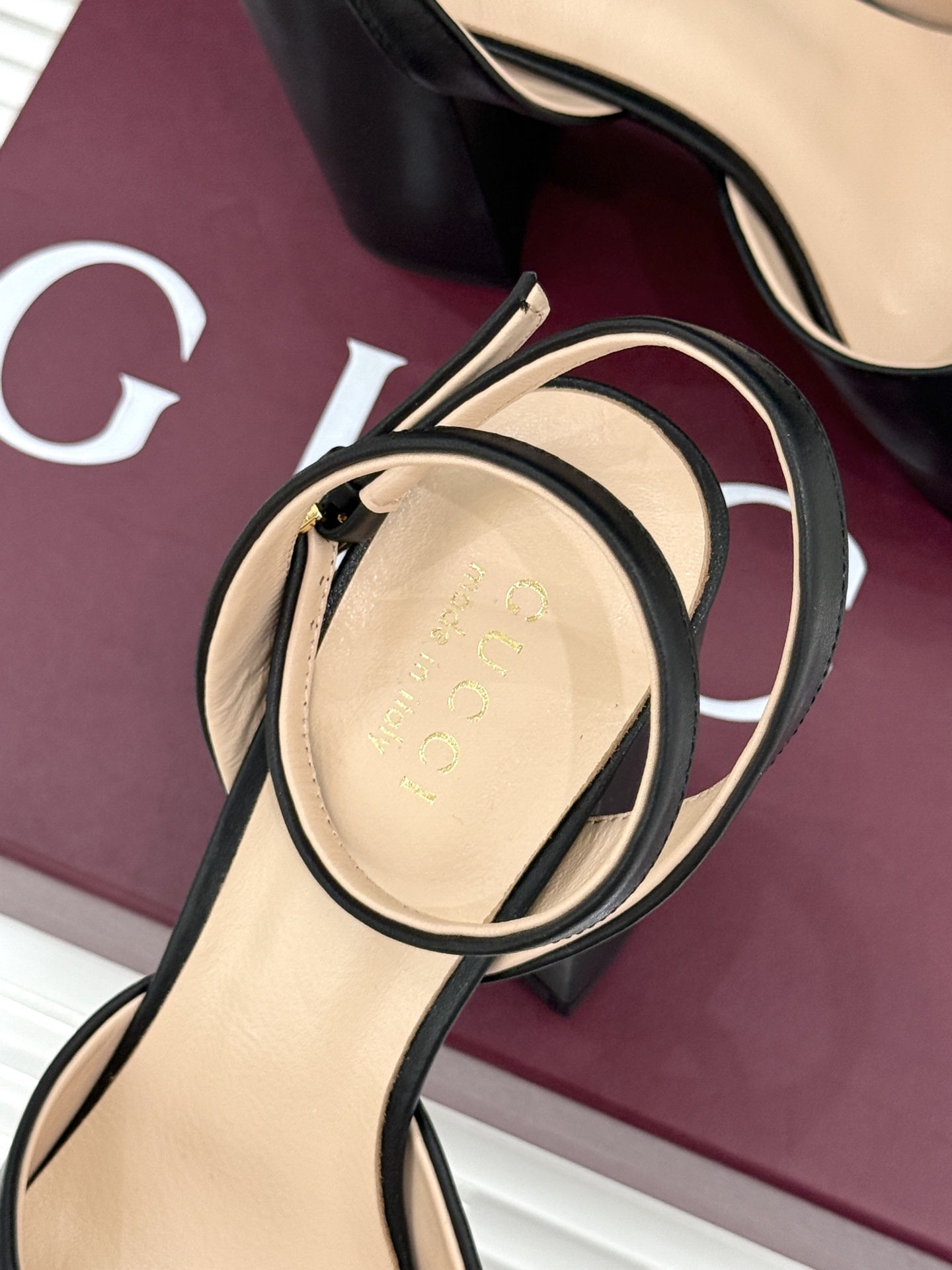 Gucci/古驰26WF新品马衔扣 鱼嘴防水台细跟高跟凉鞋 演绎复古奢华与现代气场的融合之作。 标志性金属马衔扣点缀鱼嘴