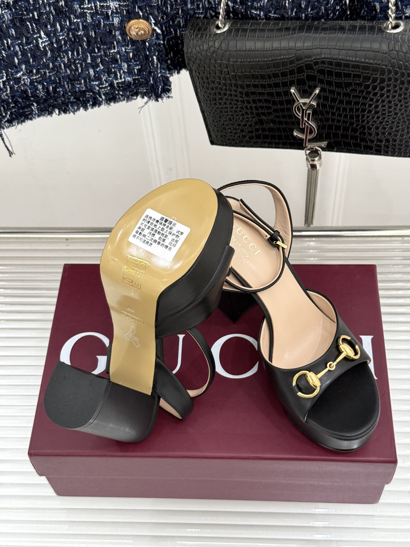 Gucci/古驰26WF新品马衔扣 鱼嘴防水台细跟高跟凉鞋 演绎复古奢华与现代气场的融合之作。 标志性金属马衔扣点缀鱼嘴
