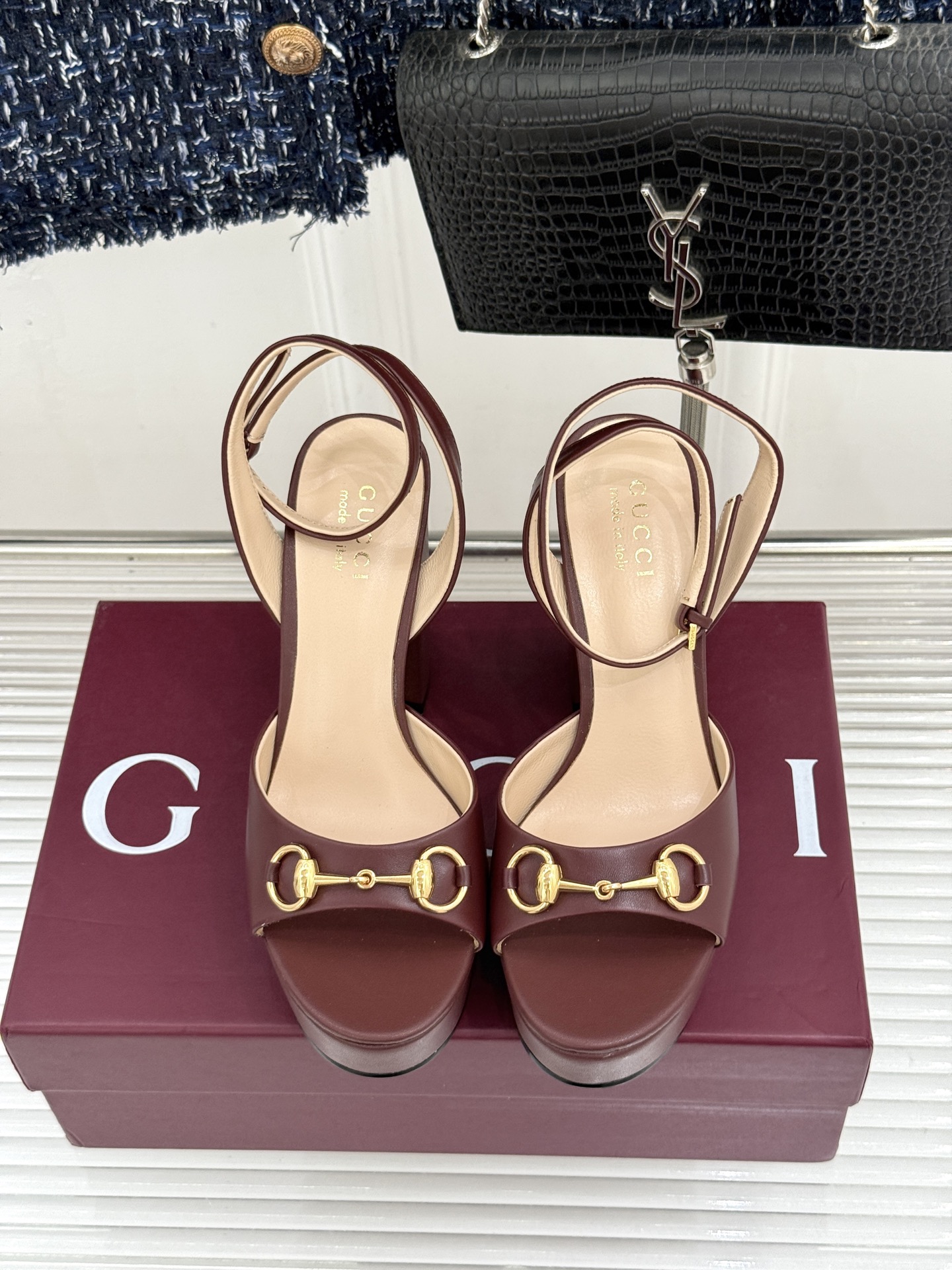 Gucci/古驰26WF新品马衔扣 鱼嘴防水台细跟高跟凉鞋 演绎复古奢华与现代气场的融合之作。 标志性金属马衔扣点缀鱼嘴