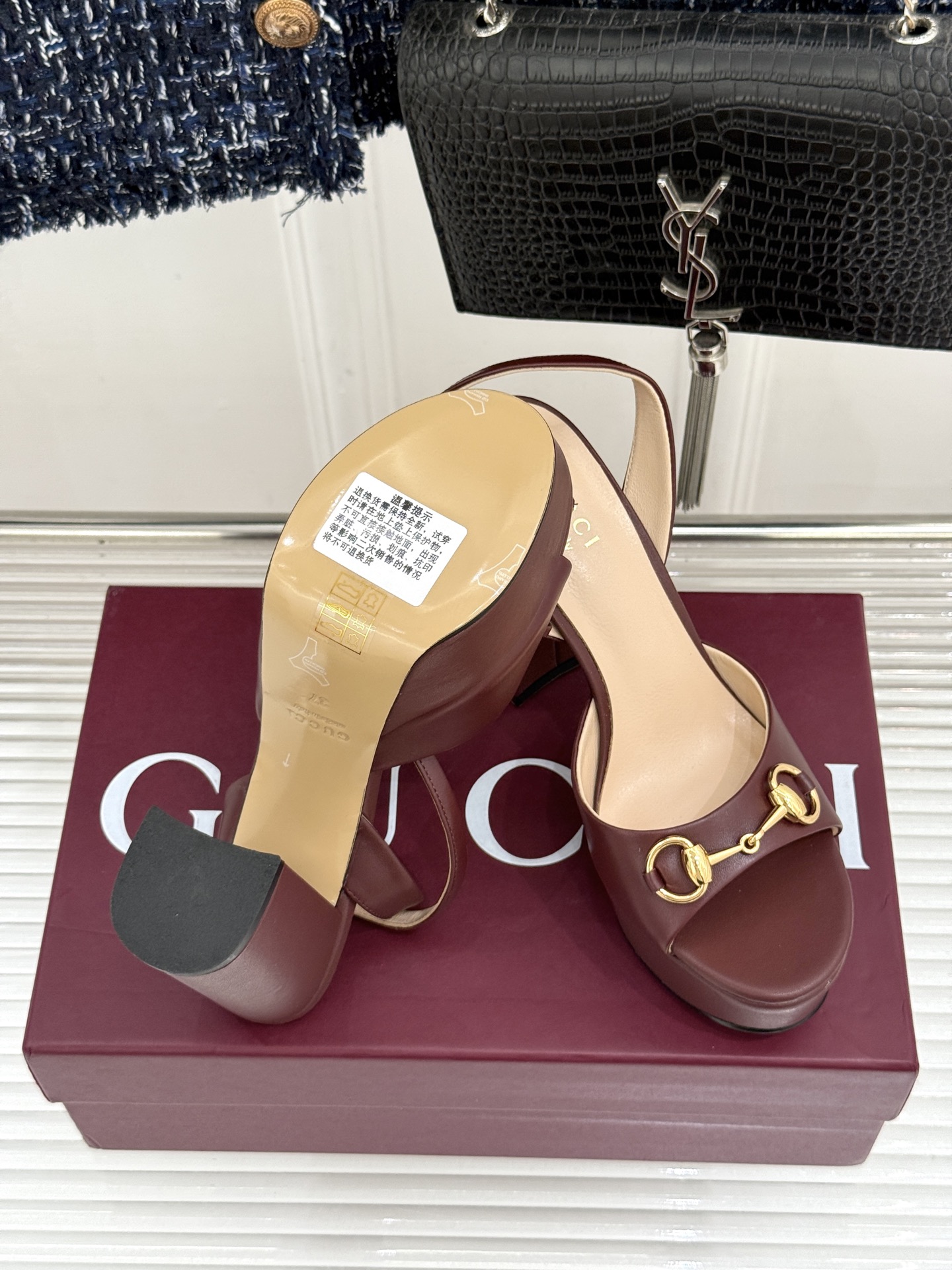 Gucci/古驰26WF新品马衔扣 鱼嘴防水台细跟高跟凉鞋 演绎复古奢华与现代气场的融合之作。 标志性金属马衔扣点缀鱼嘴