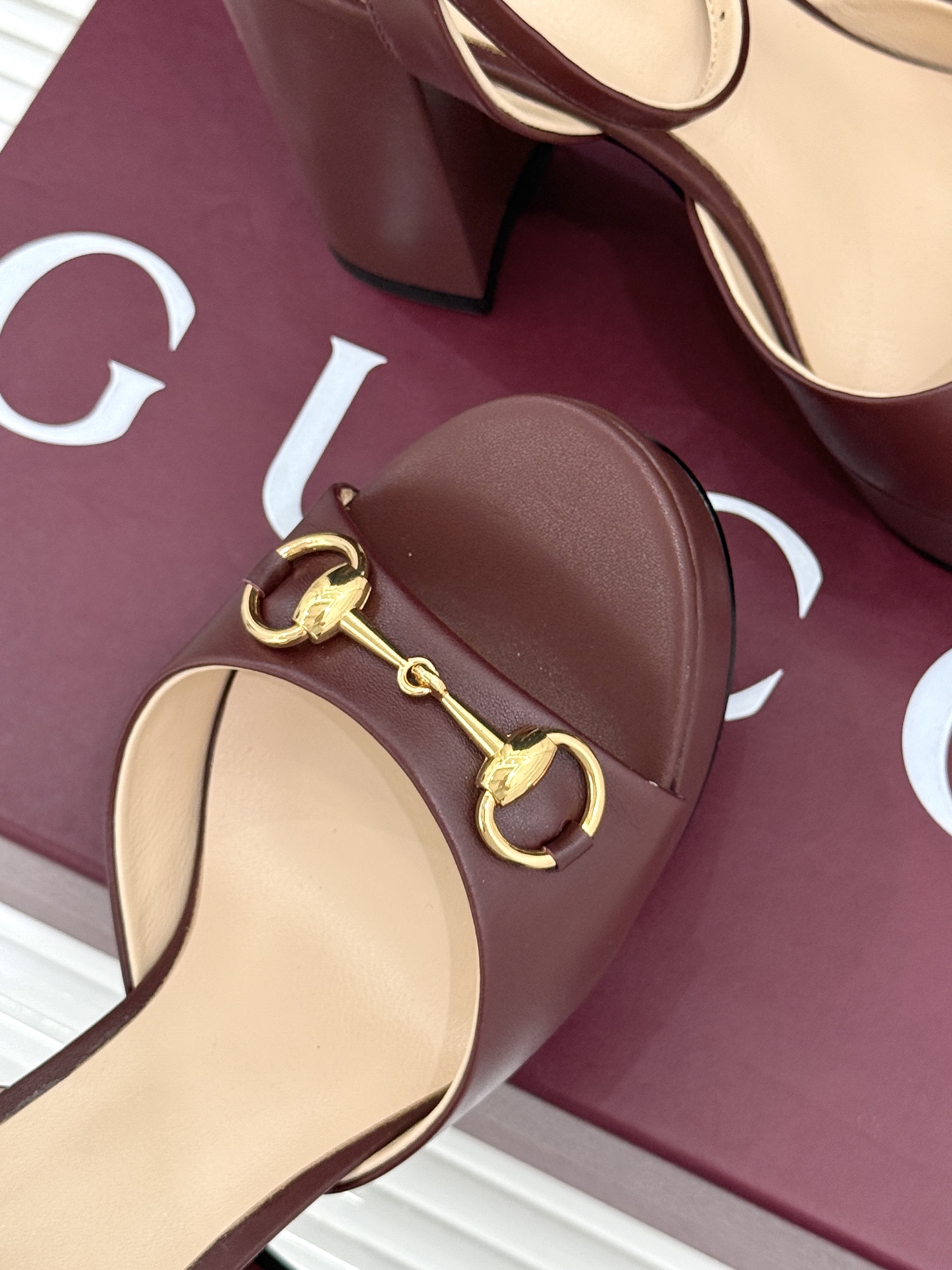 Gucci/古驰26WF新品马衔扣 鱼嘴防水台细跟高跟凉鞋 演绎复古奢华与现代气场的融合之作。 标志性金属马衔扣点缀鱼嘴