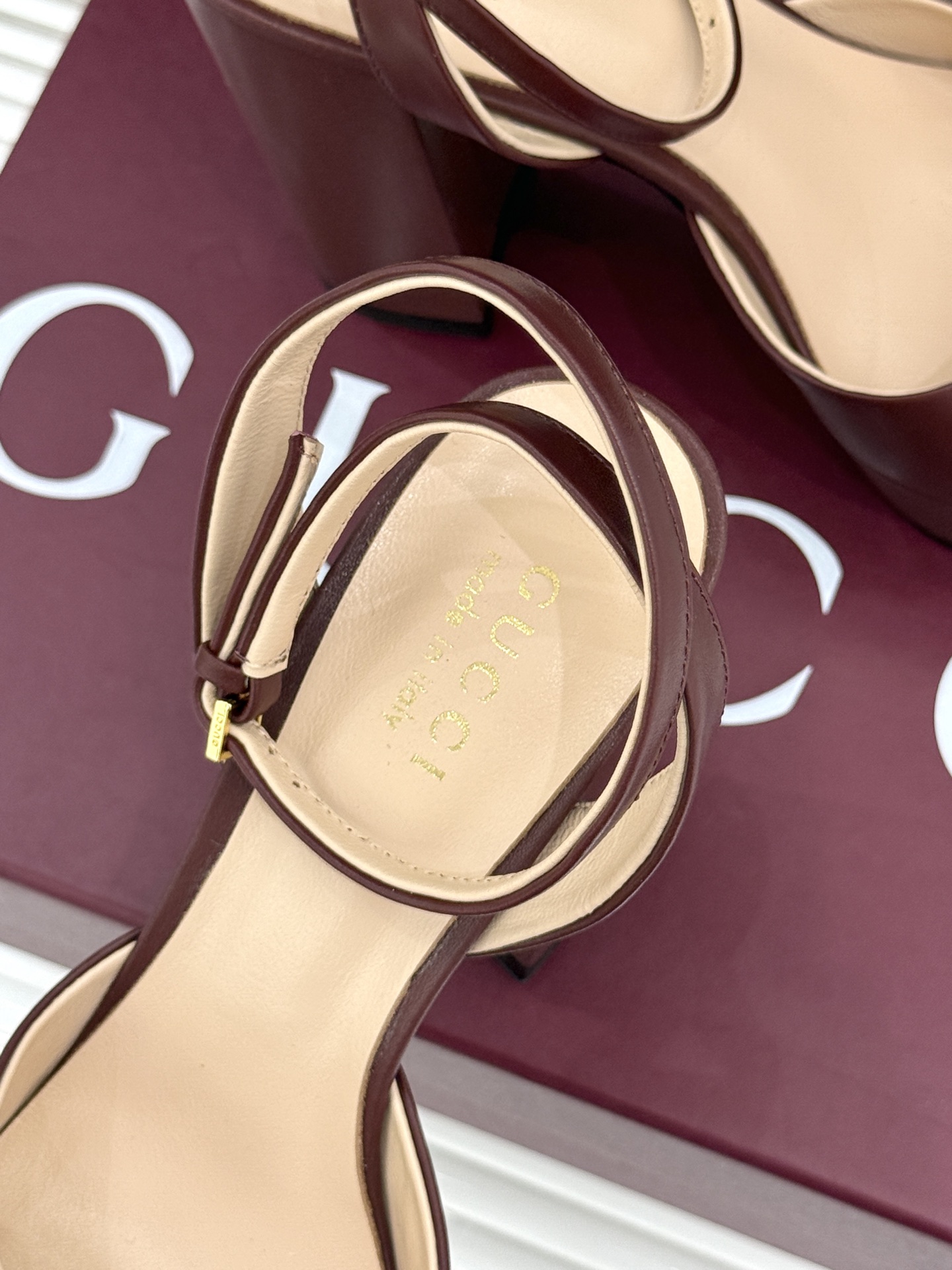 Gucci/古驰26WF新品马衔扣 鱼嘴防水台细跟高跟凉鞋 演绎复古奢华与现代气场的融合之作。 标志性金属马衔扣点缀鱼嘴