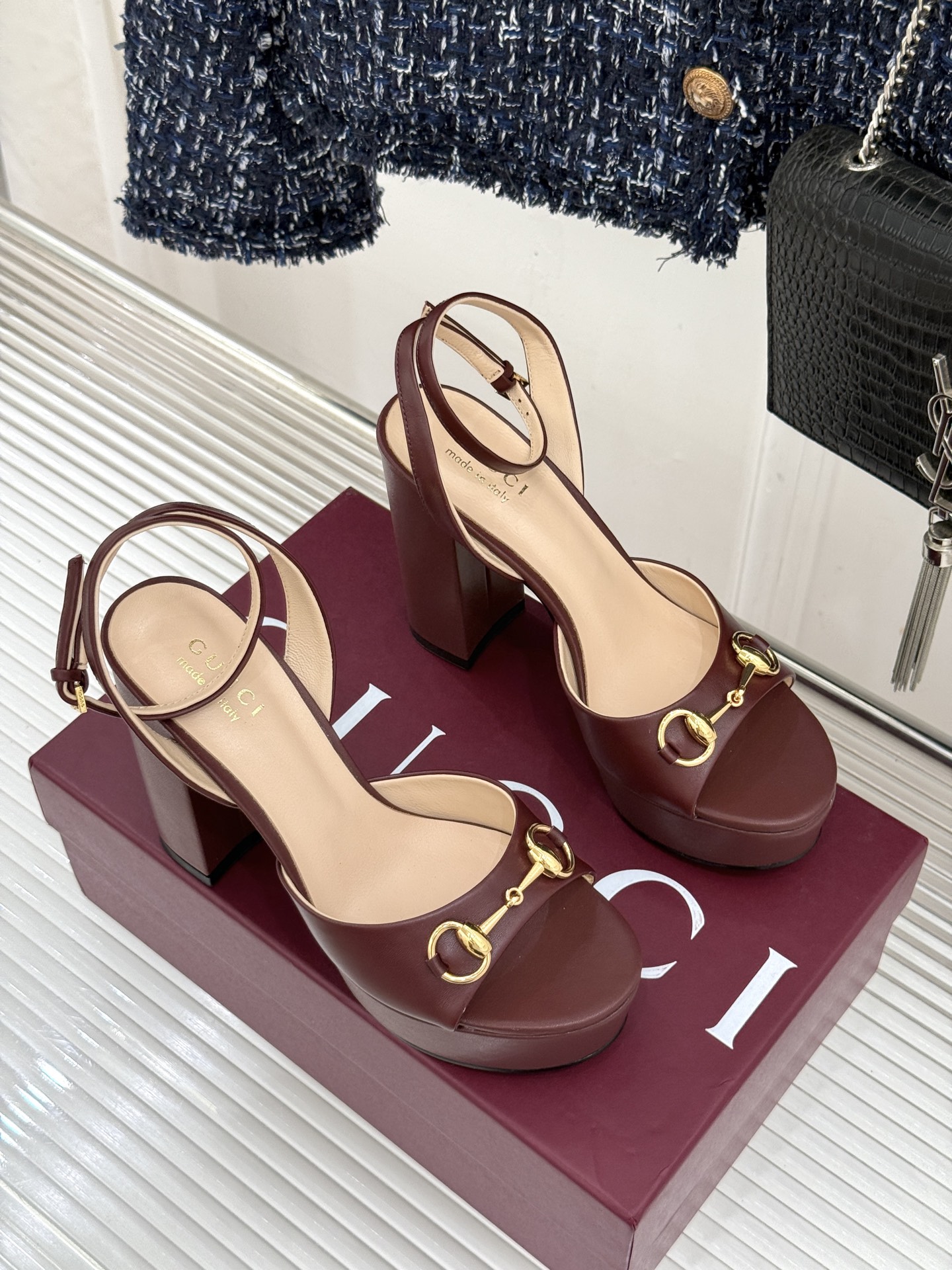 Gucci/古驰26WF新品马衔扣 鱼嘴防水台细跟高跟凉鞋 演绎复古奢华与现代气场的融合之作。 标志性金属马衔扣点缀鱼嘴