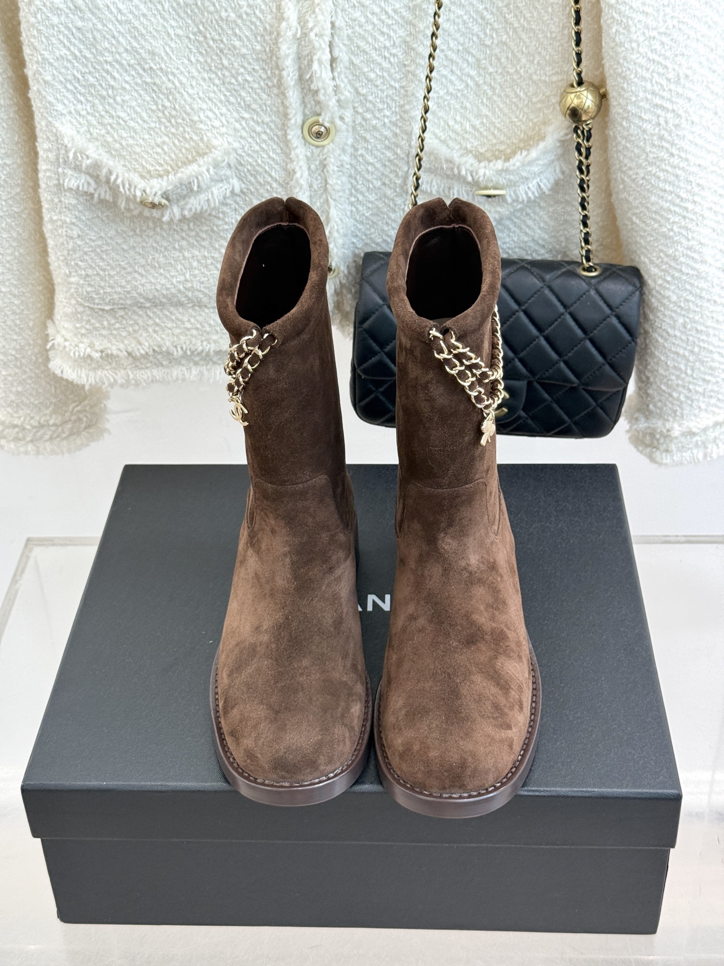 CHANE*｜小香25B秋冬新品四叶草双C 链条靴子系列 标志性的双C元素与幸运的四叶草巧妙结合 链条的装饰为靴子增添了