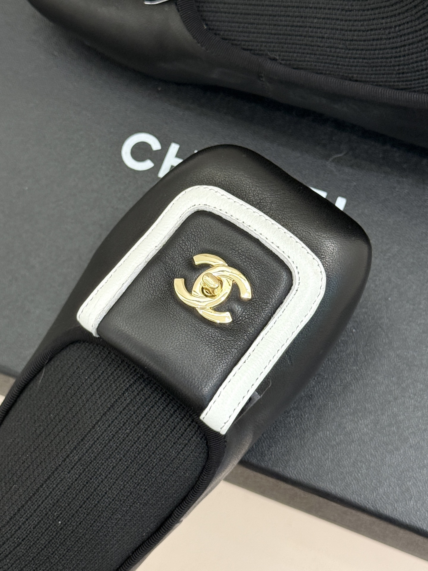CHANE*|小香经典双C翻盖方头 休闲芭蕾舞平底袜子靴短靴 小香翻盖袜靴太绝了 经典双C镌刻满满高级感 方头版型利落显 CHANE*|小香经典双C翻盖方头 休闲芭蕾舞平底袜子靴短靴 小香翻盖袜靴太绝了 经典双C镌刻满满高级感 方头版型利落显