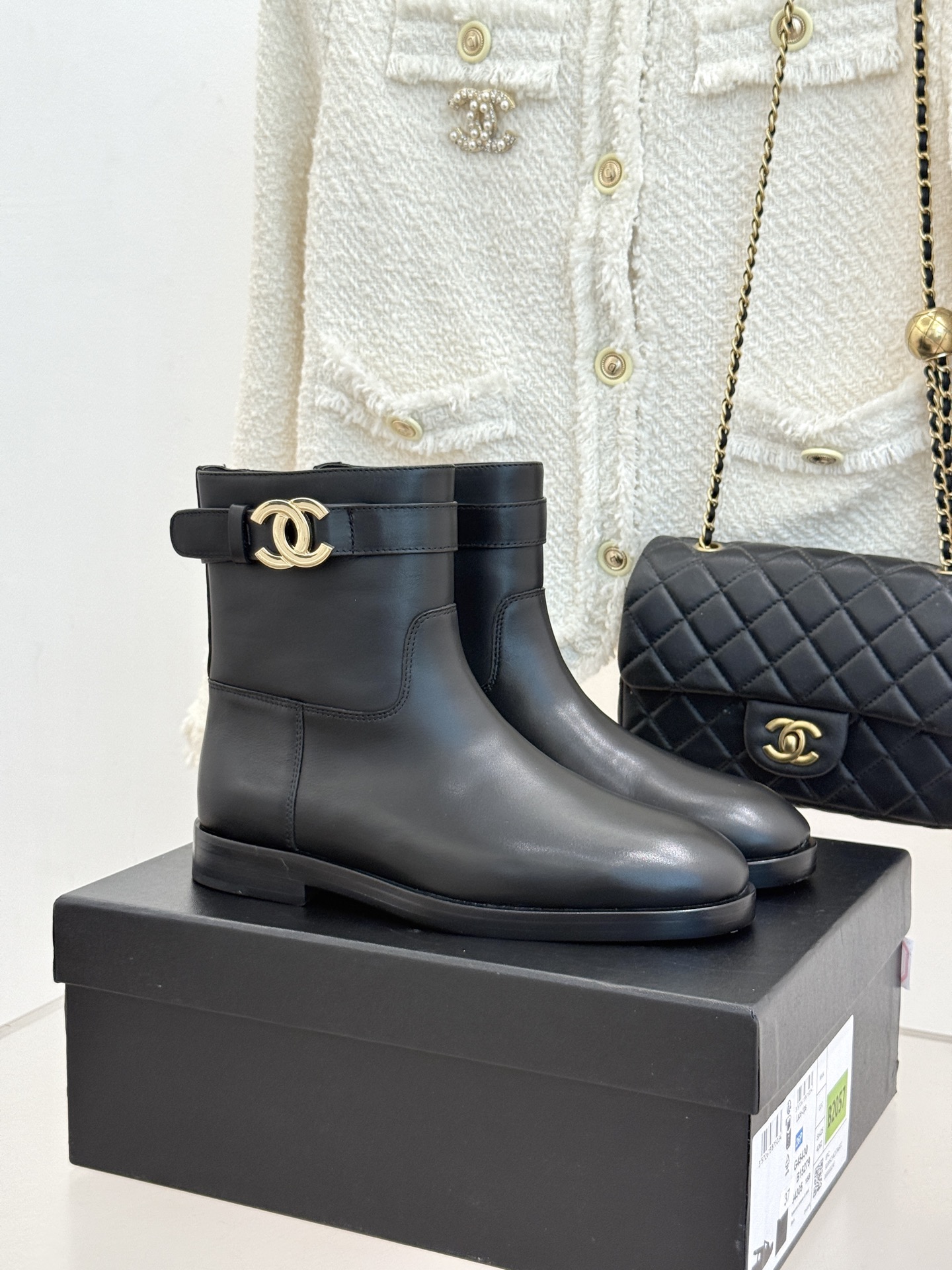 CHANE*|小香26B新品双C 金属皮带扣骑士靴短靴 双C金属皮带扣点睛 牛皮靴身细腻有光泽 上脚秒变直腿精 酷飒糅合 CHANE*|小香26B新品双C 金属皮带扣骑士靴短靴 双C金属皮带扣点睛 牛皮靴身细腻有光泽 上脚秒变直腿精 酷飒糅合