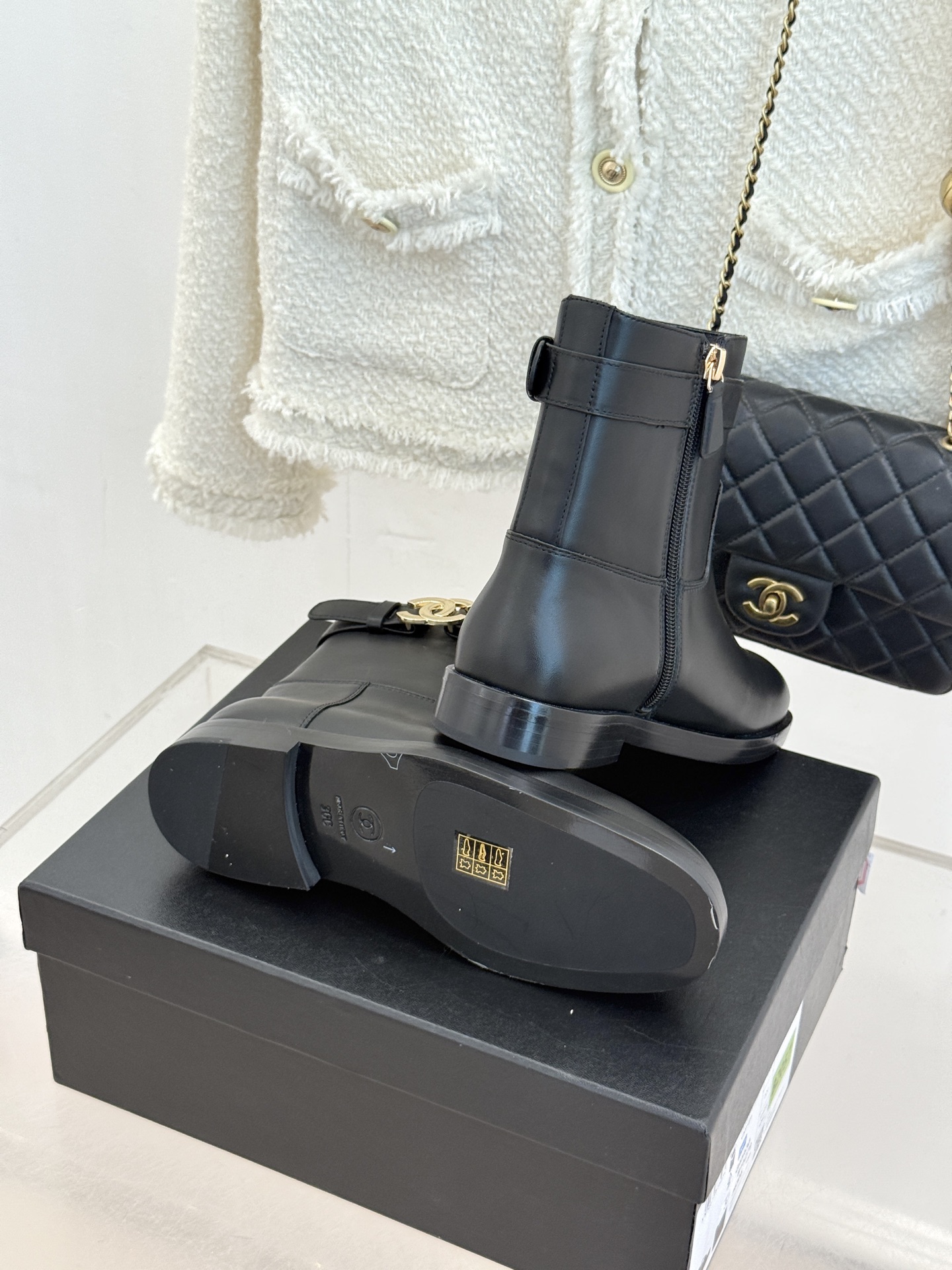 CHANE*|小香26B新品双C 金属皮带扣骑士靴短靴 双C金属皮带扣点睛 牛皮靴身细腻有光泽 上脚秒变直腿精 酷飒糅合 CHANE*|小香26B新品双C 金属皮带扣骑士靴短靴 双C金属皮带扣点睛 牛皮靴身细腻有光泽 上脚秒变直腿精 酷飒糅合