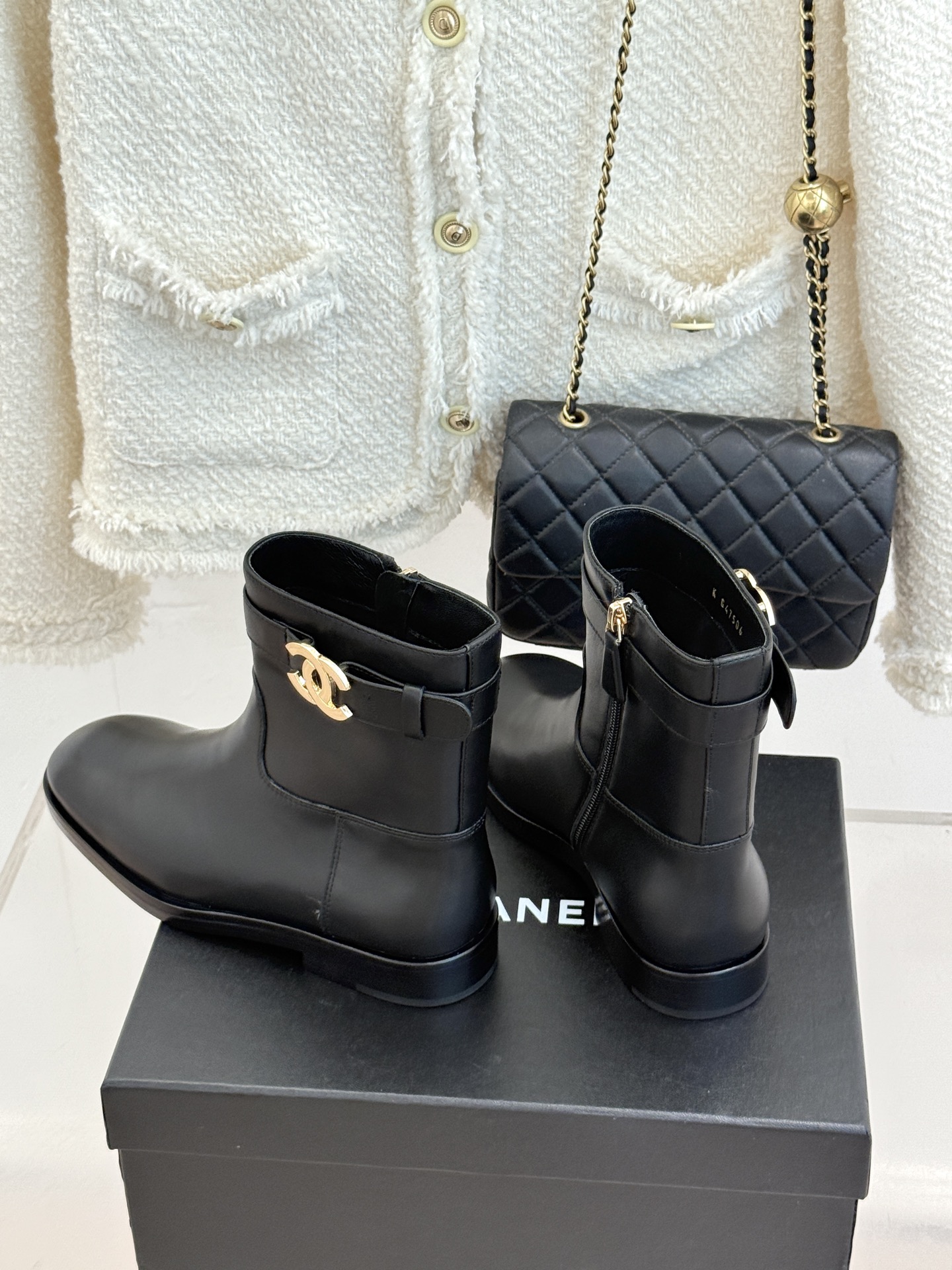 CHANE*|小香26B新品双C 金属皮带扣骑士靴短靴 双C金属皮带扣点睛 牛皮靴身细腻有光泽 上脚秒变直腿精 酷飒糅合 CHANE*|小香26B新品双C 金属皮带扣骑士靴短靴 双C金属皮带扣点睛 牛皮靴身细腻有光泽 上脚秒变直腿精 酷飒糅合