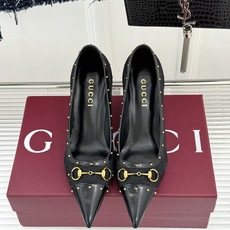 Gucci/古驰26WF新品花马衔扣 饰铆钉尖头高跟鞋 经典马衔扣缀鞋面 金属铆钉点缀增添酷飒感 尖头线条修饰纤细脚型 Gucci/古驰26WF新品花马衔扣 饰铆钉尖头高跟鞋 经典马衔扣缀鞋面 金属铆钉点缀增添酷飒感 尖头线条修饰纤细脚型