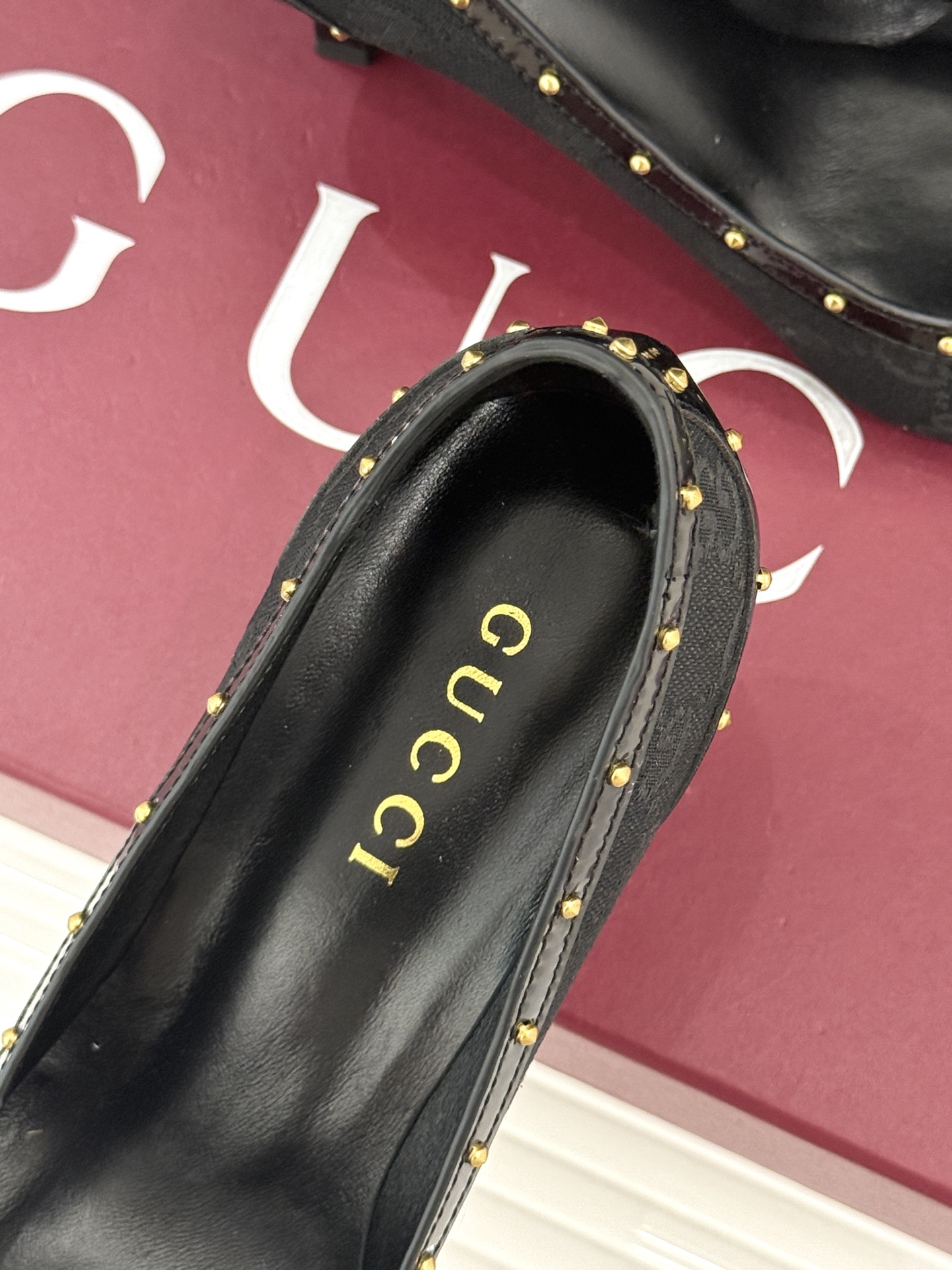 Gucci/古驰26WF新品花马衔扣 饰铆钉尖头高跟鞋 经典马衔扣缀鞋面 金属铆钉点缀增添酷飒感 尖头线条修饰纤细脚型 Gucci/古驰26WF新品花马衔扣 饰铆钉尖头高跟鞋 经典马衔扣缀鞋面 金属铆钉点缀增添酷飒感 尖头线条修饰纤细脚型
