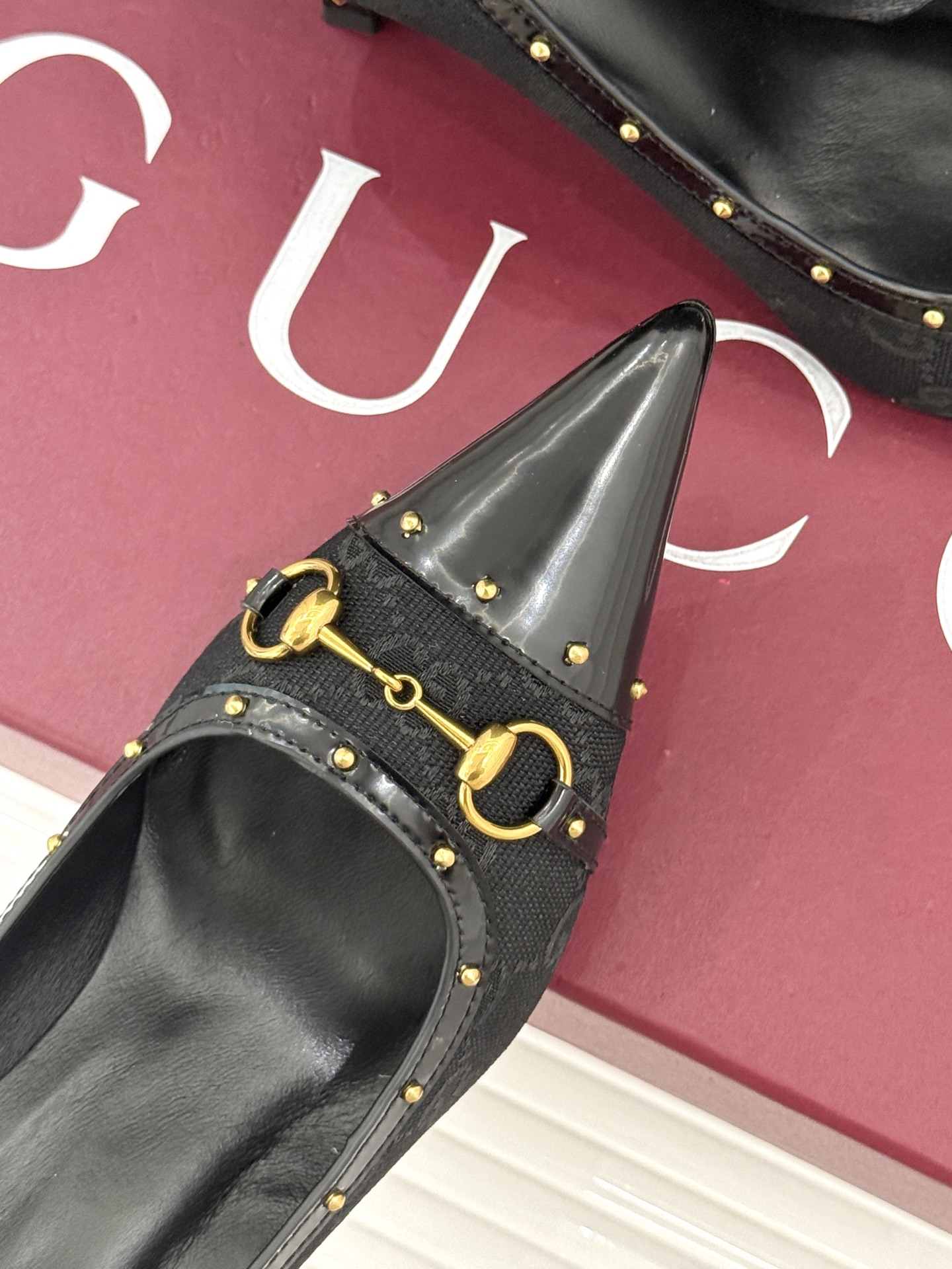 Gucci/古驰26WF新品花马衔扣 饰铆钉尖头高跟鞋 经典马衔扣缀鞋面 金属铆钉点缀增添酷飒感 尖头线条修饰纤细脚型 Gucci/古驰26WF新品花马衔扣 饰铆钉尖头高跟鞋 经典马衔扣缀鞋面 金属铆钉点缀增添酷飒感 尖头线条修饰纤细脚型