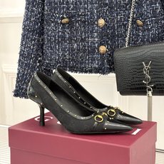 Gucci/古驰26WF新品花马衔扣 饰铆钉尖头高跟鞋 经典马衔扣缀鞋面 金属铆钉点缀增添酷飒感 尖头线条修饰纤细脚型 Gucci/古驰26WF新品花马衔扣 饰铆钉尖头高跟鞋 经典马衔扣缀鞋面 金属铆钉点缀增添酷飒感 尖头线条修饰纤细脚型