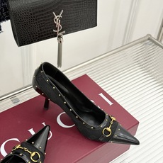 Gucci/古驰26WF新品花马衔扣 饰铆钉尖头高跟鞋 经典马衔扣缀鞋面 金属铆钉点缀增添酷飒感 尖头线条修饰纤细脚型 Gucci/古驰26WF新品花马衔扣 饰铆钉尖头高跟鞋 经典马衔扣缀鞋面 金属铆钉点缀增添酷飒感 尖头线条修饰纤细脚型