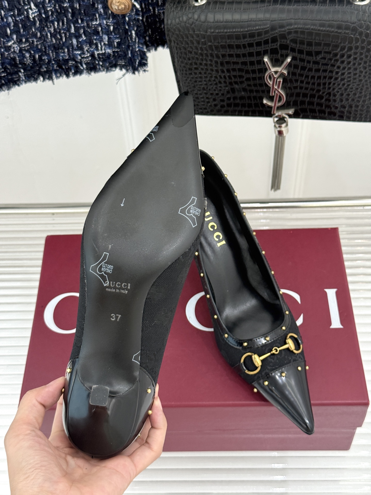 Gucci/古驰26WF新品花马衔扣 饰铆钉尖头高跟鞋 经典马衔扣缀鞋面 金属铆钉点缀增添酷飒感 尖头线条修饰纤细脚型 Gucci/古驰26WF新品花马衔扣 饰铆钉尖头高跟鞋 经典马衔扣缀鞋面 金属铆钉点缀增添酷飒感 尖头线条修饰纤细脚型