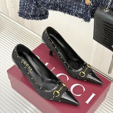 Gucci/古驰26WF新品花马衔扣 饰铆钉尖头高跟鞋 经典马衔扣缀鞋面 金属铆钉点缀增添酷飒感 尖头线条修饰纤细脚型 Gucci/古驰26WF新品花马衔扣 饰铆钉尖头高跟鞋 经典马衔扣缀鞋面 金属铆钉点缀增添酷飒感 尖头线条修饰纤细脚型