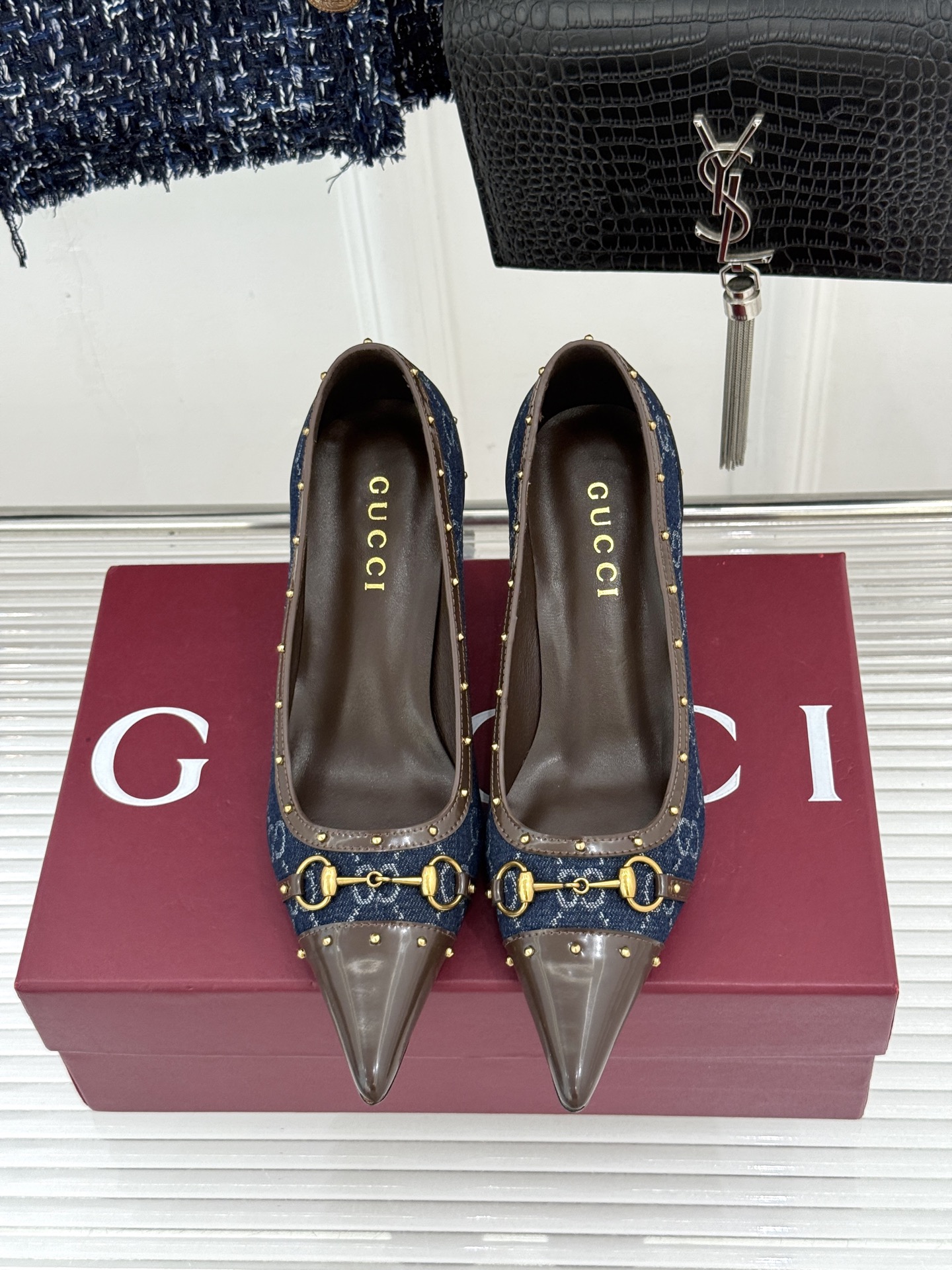 Gucci/古驰26WF新品花马衔扣 饰铆钉尖头高跟鞋 经典马衔扣缀鞋面 金属铆钉点缀增添酷飒感 尖头线条修饰纤细脚型 