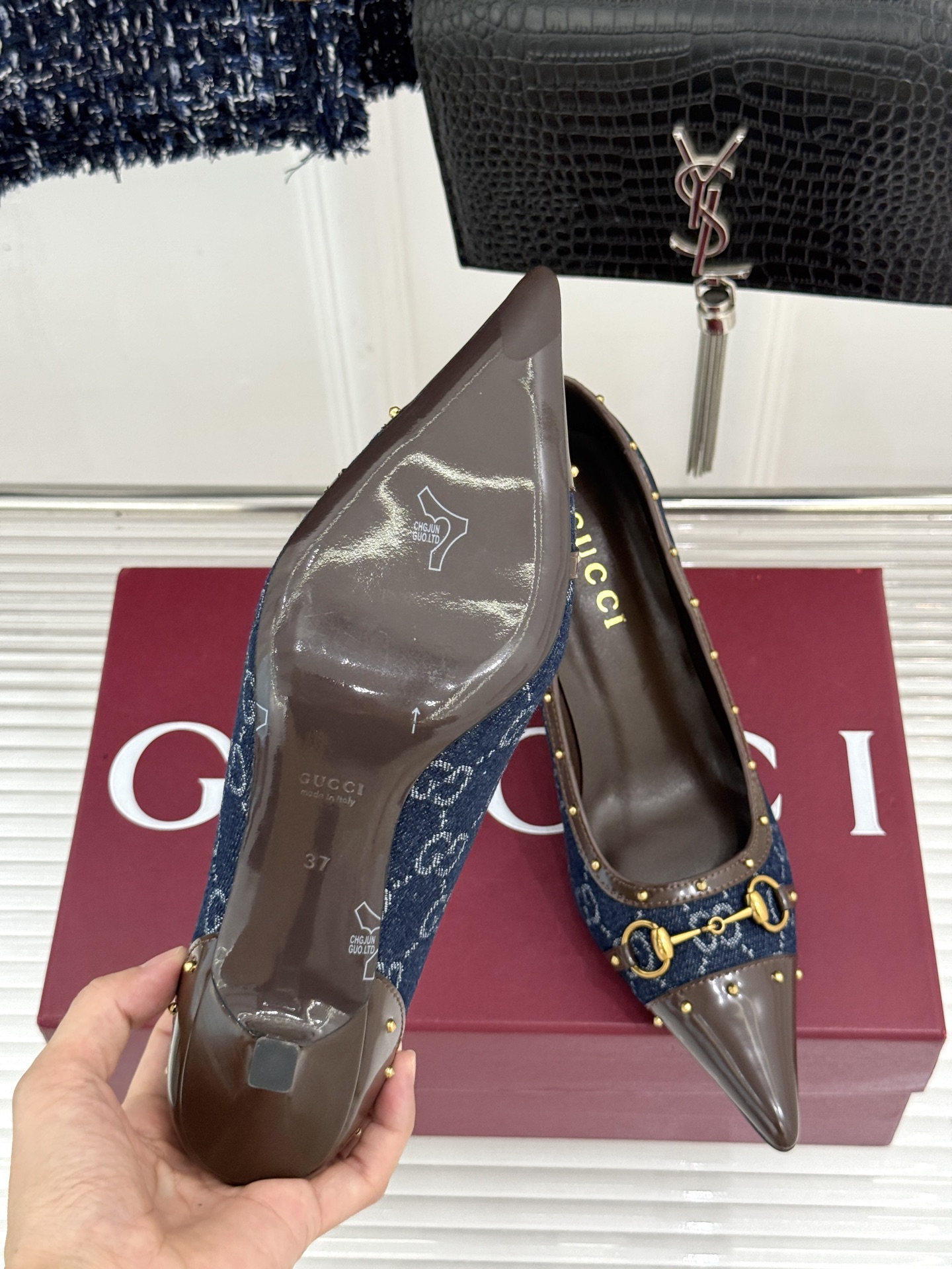 Gucci/古驰26WF新品花马衔扣 饰铆钉尖头高跟鞋 经典马衔扣缀鞋面 金属铆钉点缀增添酷飒感 尖头线条修饰纤细脚型 