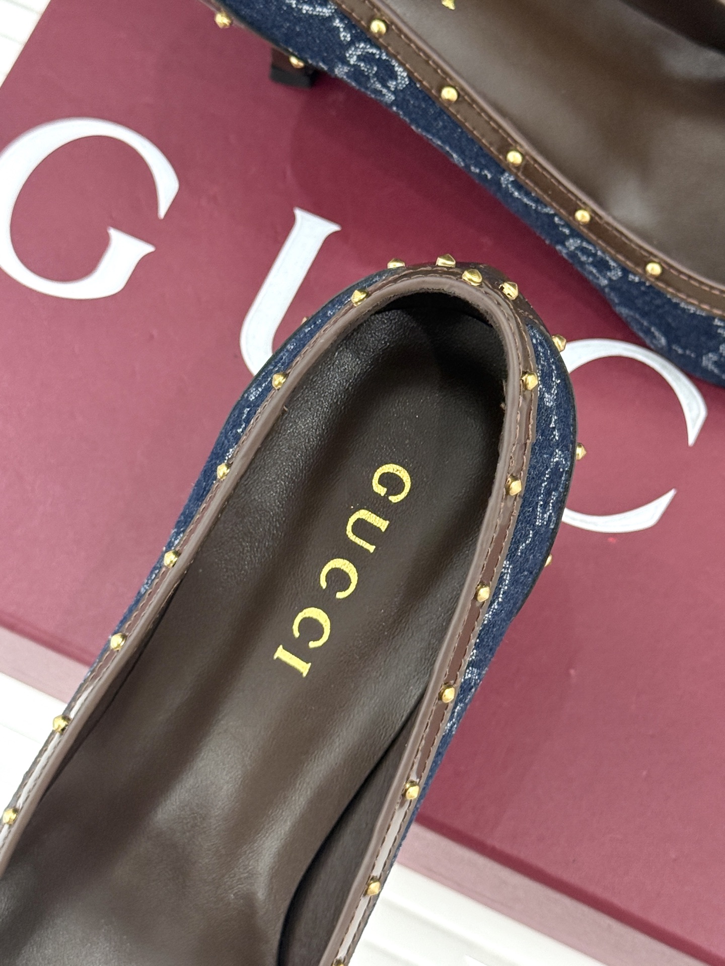 Gucci/古驰26WF新品花马衔扣 饰铆钉尖头高跟鞋 经典马衔扣缀鞋面 金属铆钉点缀增添酷飒感 尖头线条修饰纤细脚型 