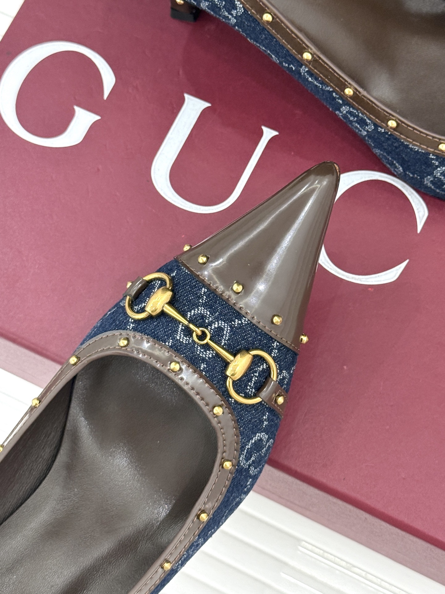 Gucci/古驰26WF新品花马衔扣 饰铆钉尖头高跟鞋 经典马衔扣缀鞋面 金属铆钉点缀增添酷飒感 尖头线条修饰纤细脚型 