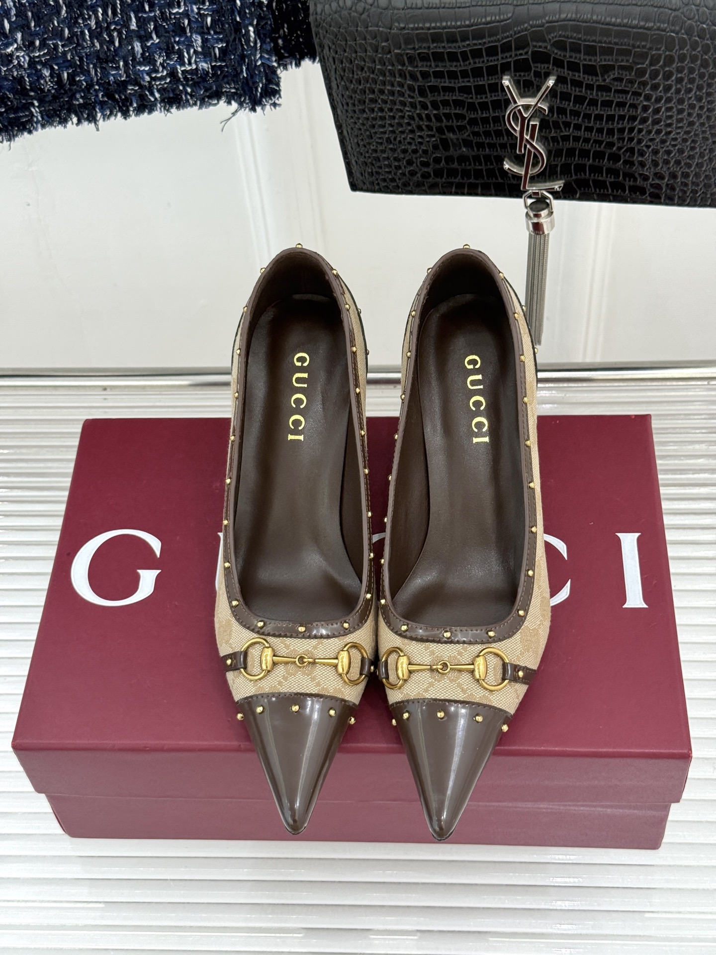 Gucci/古驰26WF新品花马衔扣 饰铆钉尖头高跟鞋 经典马衔扣缀鞋面 金属铆钉点缀增添酷飒感 尖头线条修饰纤细脚型 