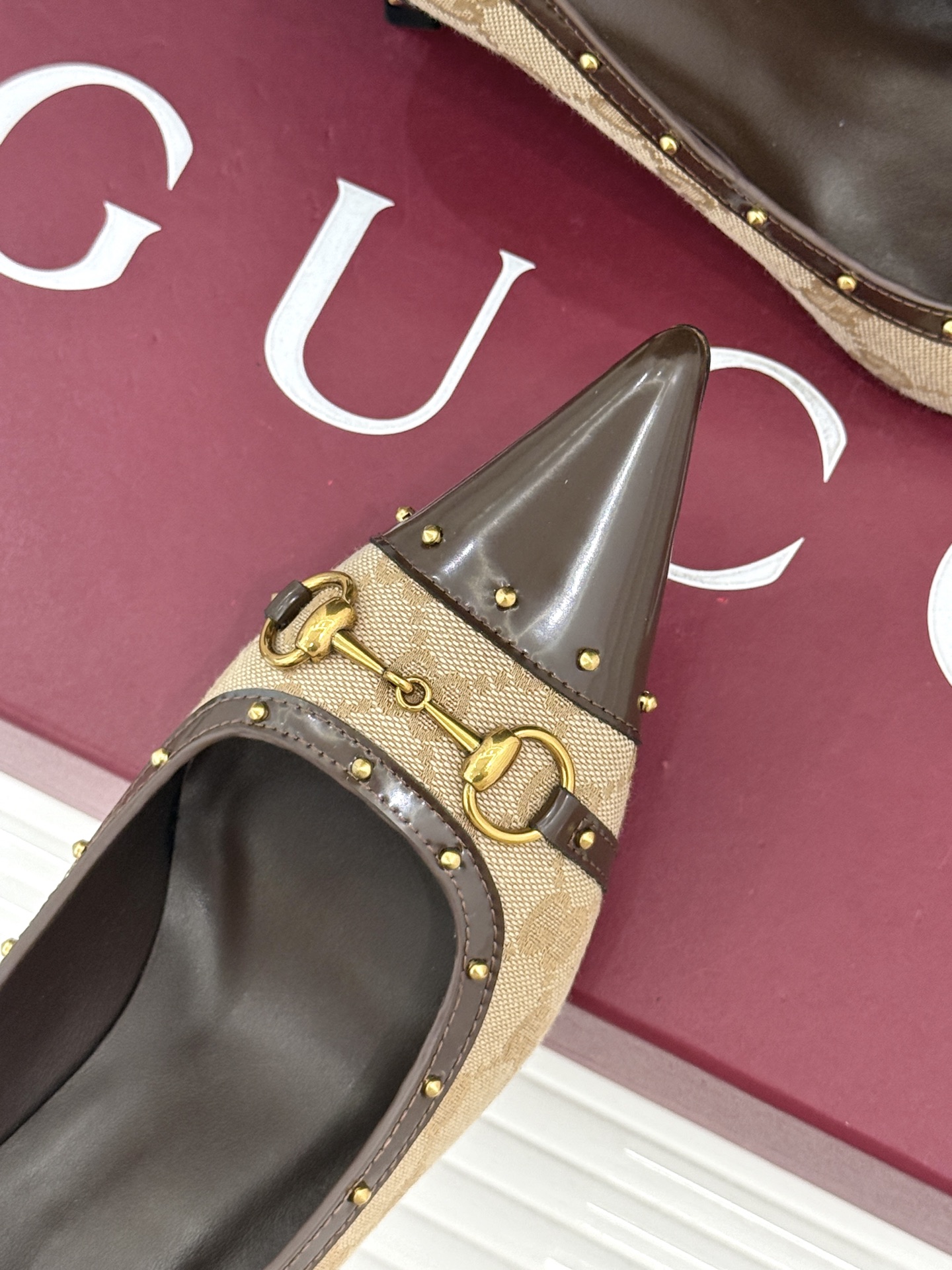 Gucci/古驰26WF新品花马衔扣 饰铆钉尖头高跟鞋 经典马衔扣缀鞋面 金属铆钉点缀增添酷飒感 尖头线条修饰纤细脚型 