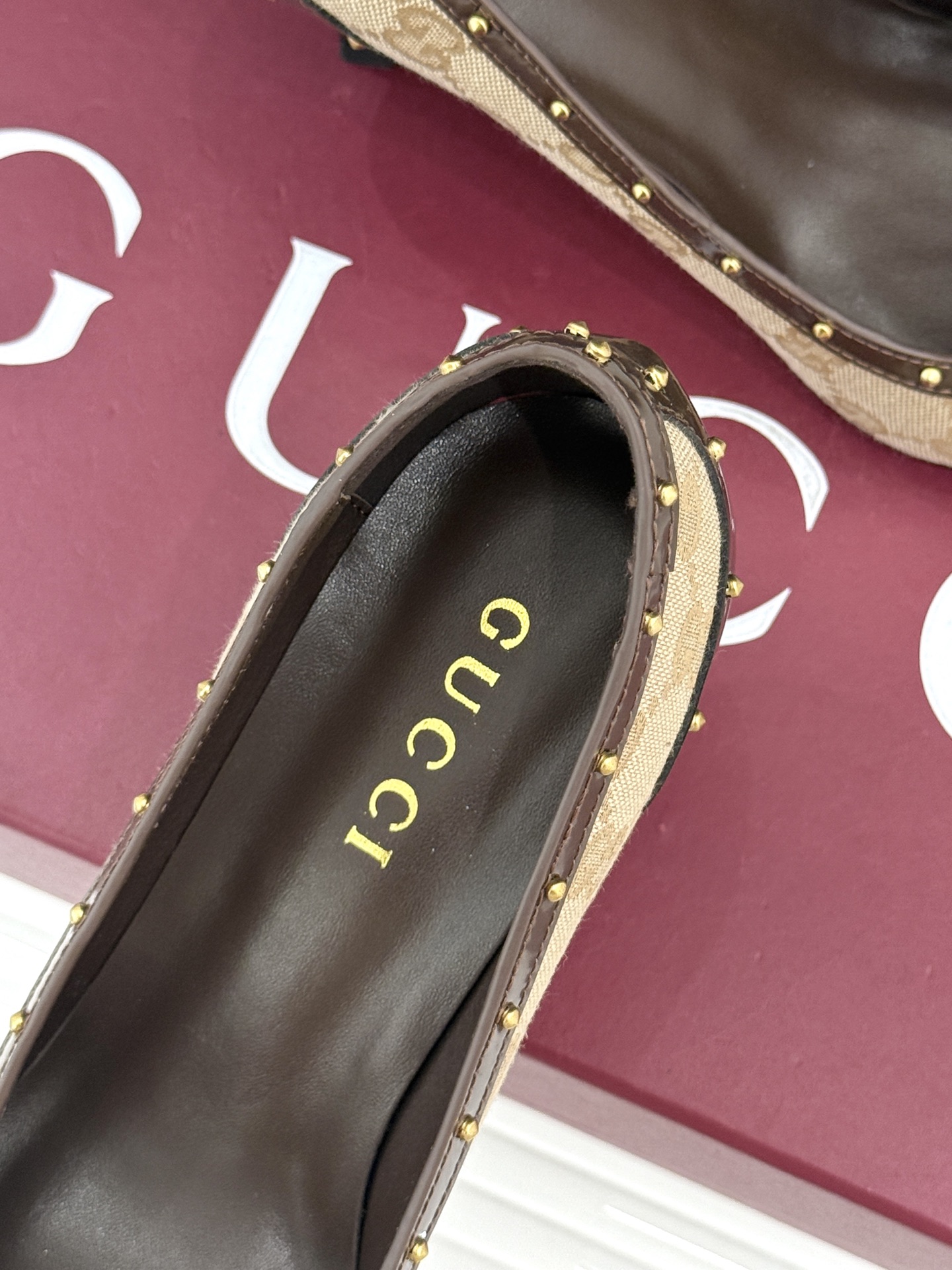 Gucci/古驰26WF新品花马衔扣 饰铆钉尖头高跟鞋 经典马衔扣缀鞋面 金属铆钉点缀增添酷飒感 尖头线条修饰纤细脚型 
