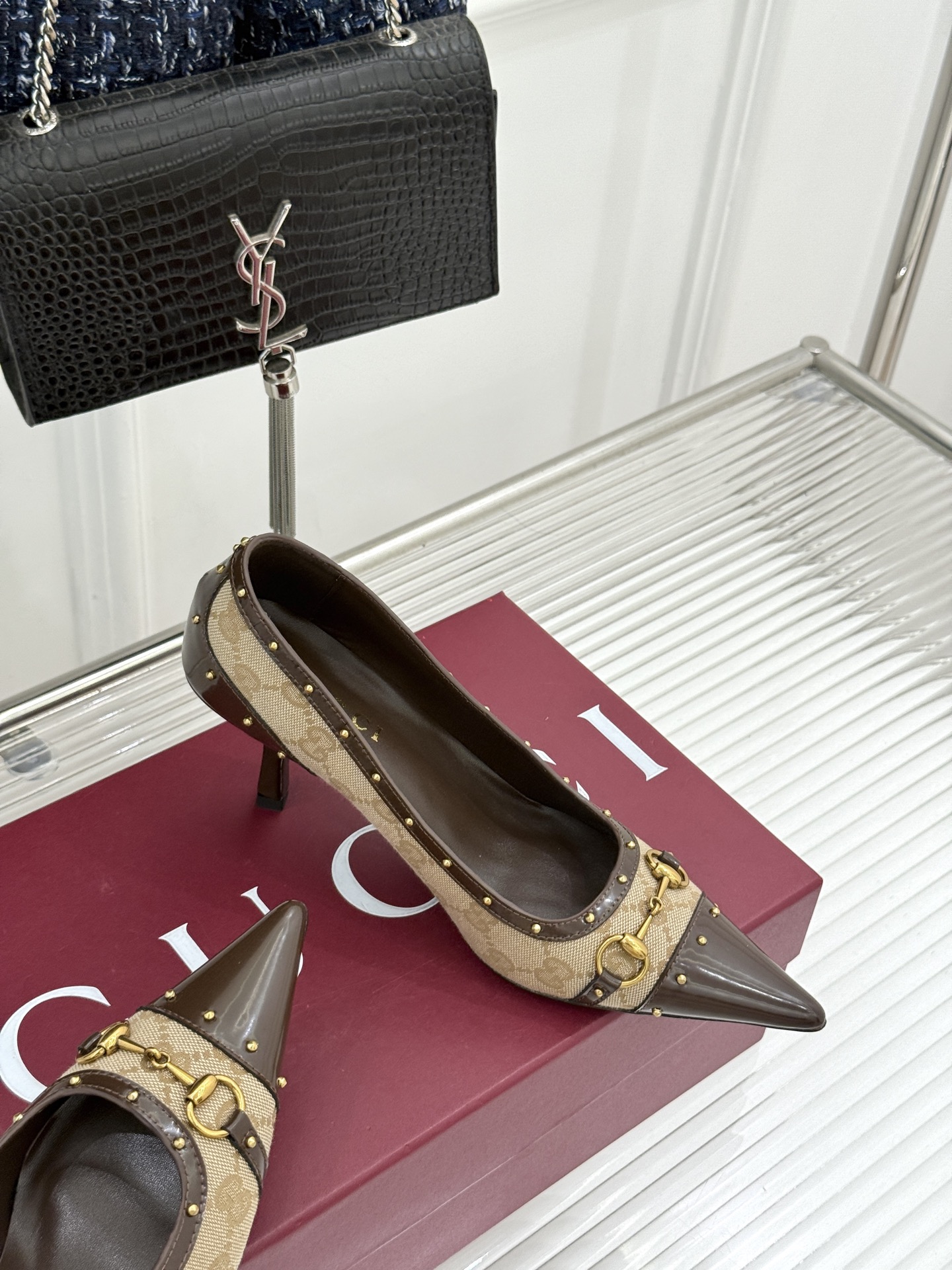 Gucci/古驰26WF新品花马衔扣 饰铆钉尖头高跟鞋 经典马衔扣缀鞋面 金属铆钉点缀增添酷飒感 尖头线条修饰纤细脚型 