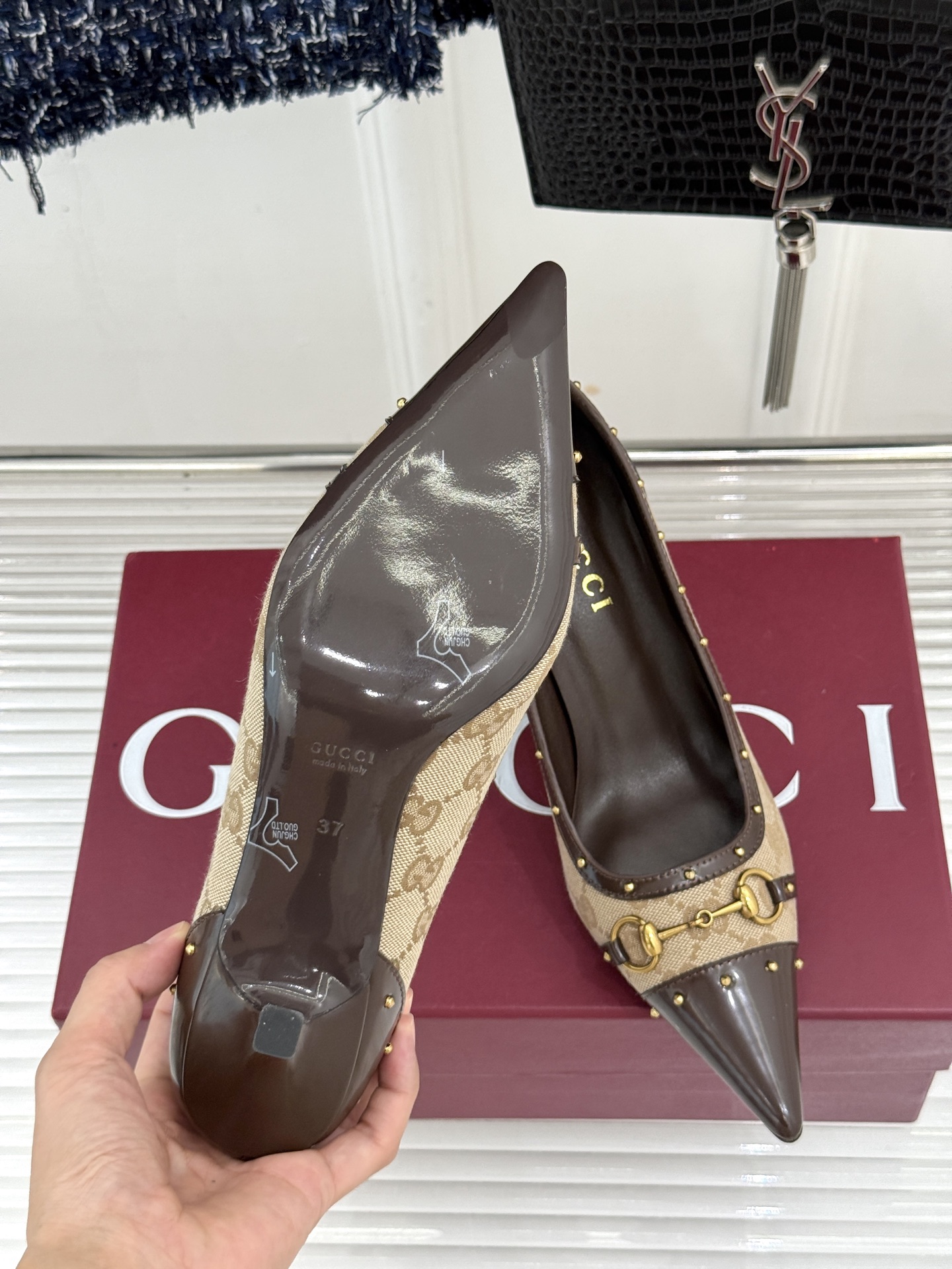 Gucci/古驰26WF新品花马衔扣 饰铆钉尖头高跟鞋 经典马衔扣缀鞋面 金属铆钉点缀增添酷飒感 尖头线条修饰纤细脚型 