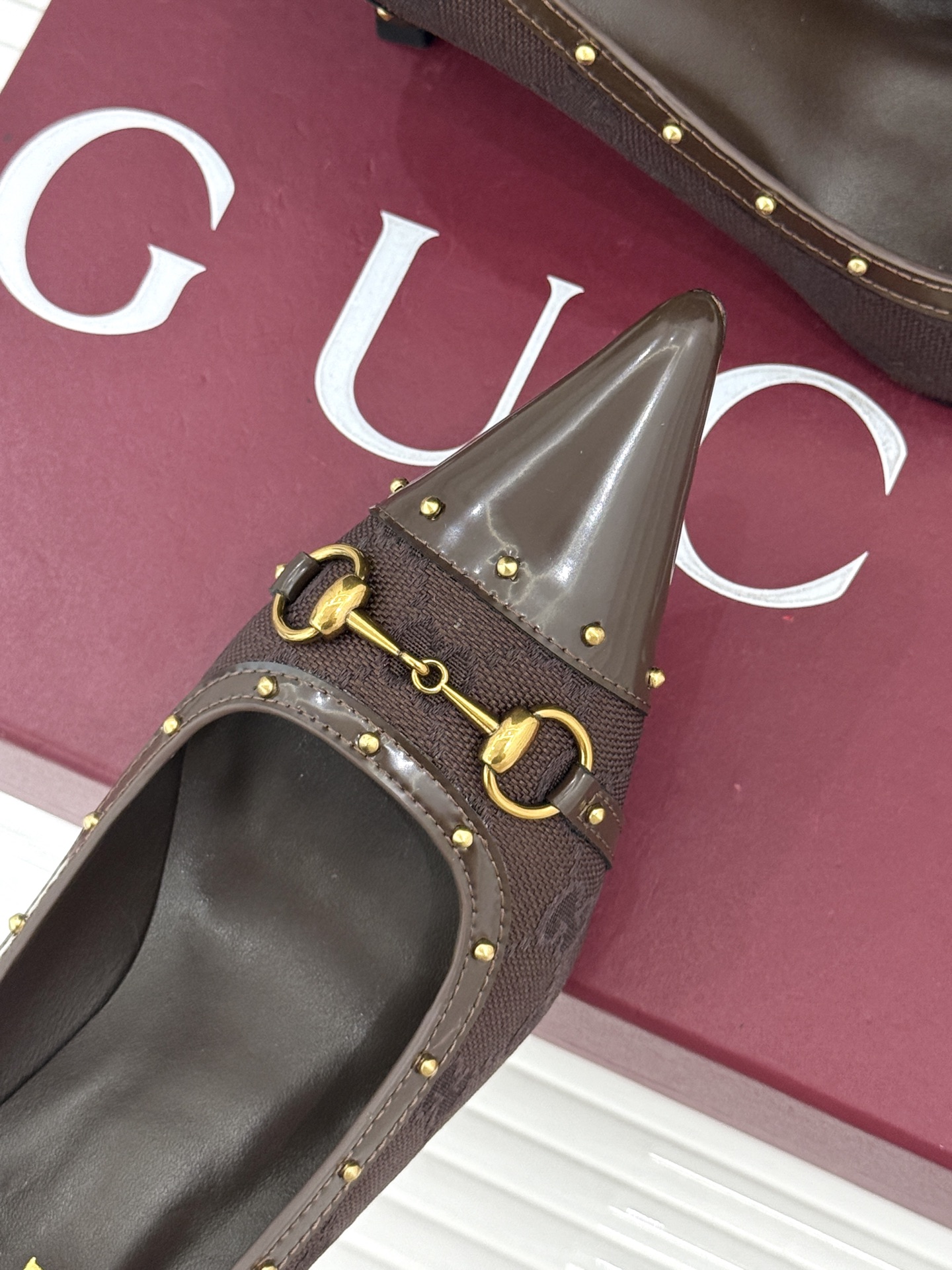 Gucci/古驰26WF新品花马衔扣 饰铆钉尖头高跟鞋 经典马衔扣缀鞋面 金属铆钉点缀增添酷飒感 尖头线条修饰纤细脚型 