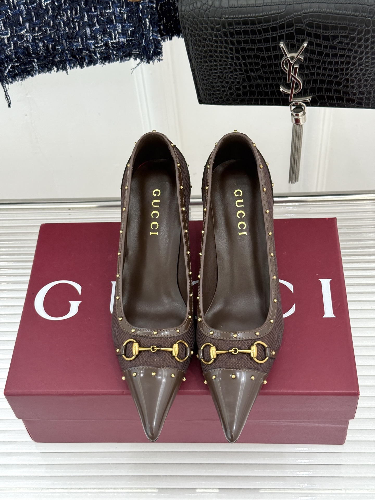 Gucci/古驰26WF新品花马衔扣 饰铆钉尖头高跟鞋 经典马衔扣缀鞋面 金属铆钉点缀增添酷飒感 尖头线条修饰纤细脚型 