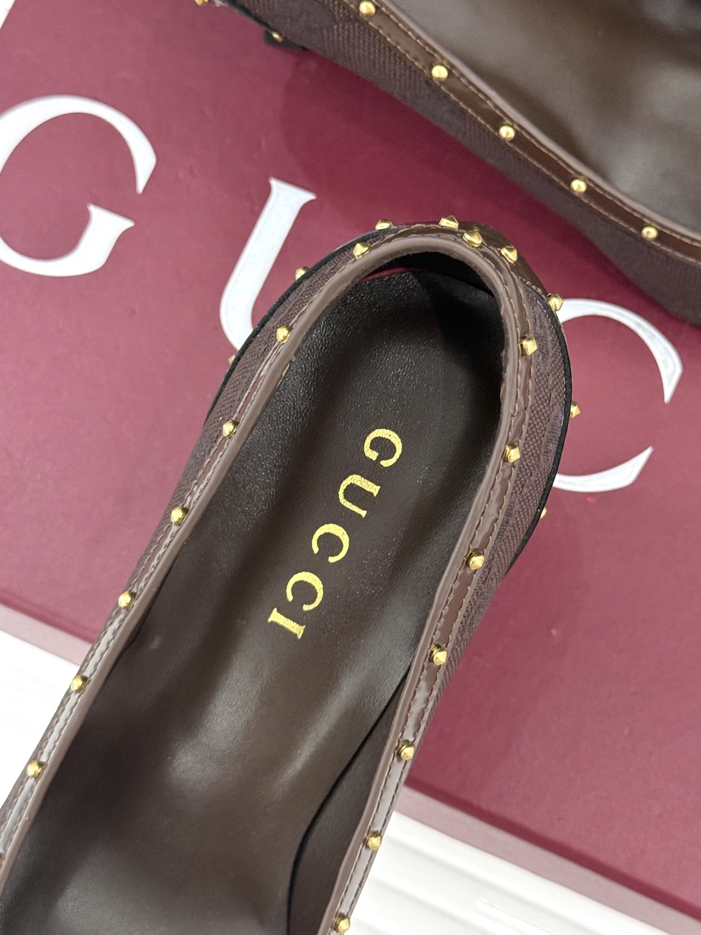 Gucci/古驰26WF新品花马衔扣 饰铆钉尖头高跟鞋 经典马衔扣缀鞋面 金属铆钉点缀增添酷飒感 尖头线条修饰纤细脚型 