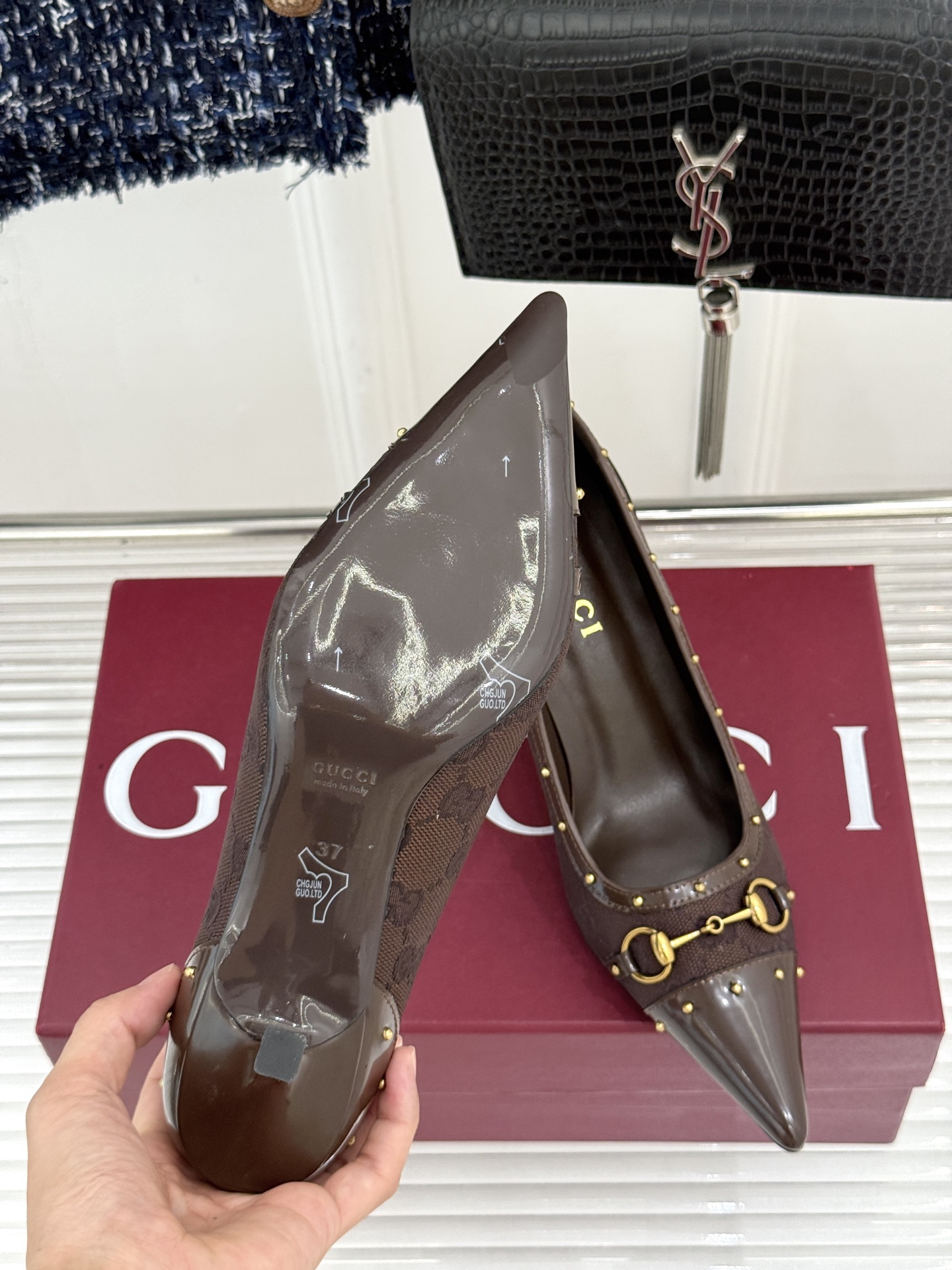 Gucci/古驰26WF新品花马衔扣 饰铆钉尖头高跟鞋 经典马衔扣缀鞋面 金属铆钉点缀增添酷飒感 尖头线条修饰纤细脚型 