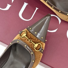 Gucci/古驰26WF新品花马衔扣 饰铆钉尖头高跟鞋 经典马衔扣缀鞋面 金属铆钉点缀增添酷飒感 尖头线条修饰纤细脚型 Gucci/古驰26WF新品花马衔扣 饰铆钉尖头高跟鞋 经典马衔扣缀鞋面 金属铆钉点缀增添酷飒感 尖头线条修饰纤细脚型