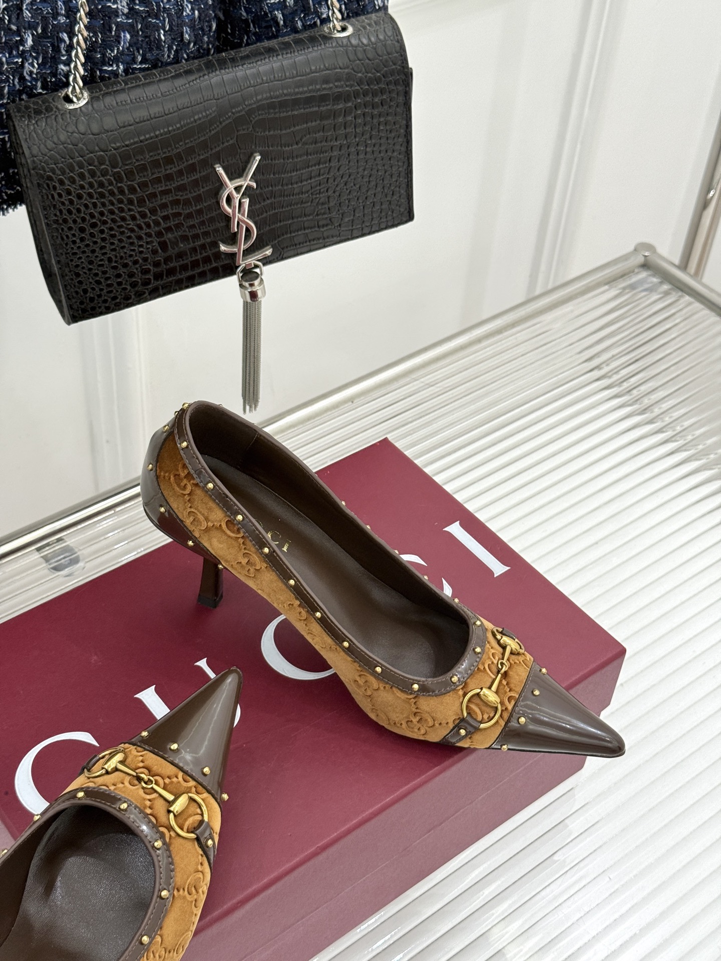 Gucci/古驰26WF新品花马衔扣 饰铆钉尖头高跟鞋 经典马衔扣缀鞋面 金属铆钉点缀增添酷飒感 尖头线条修饰纤细脚型 Gucci/古驰26WF新品花马衔扣 饰铆钉尖头高跟鞋 经典马衔扣缀鞋面 金属铆钉点缀增添酷飒感 尖头线条修饰纤细脚型