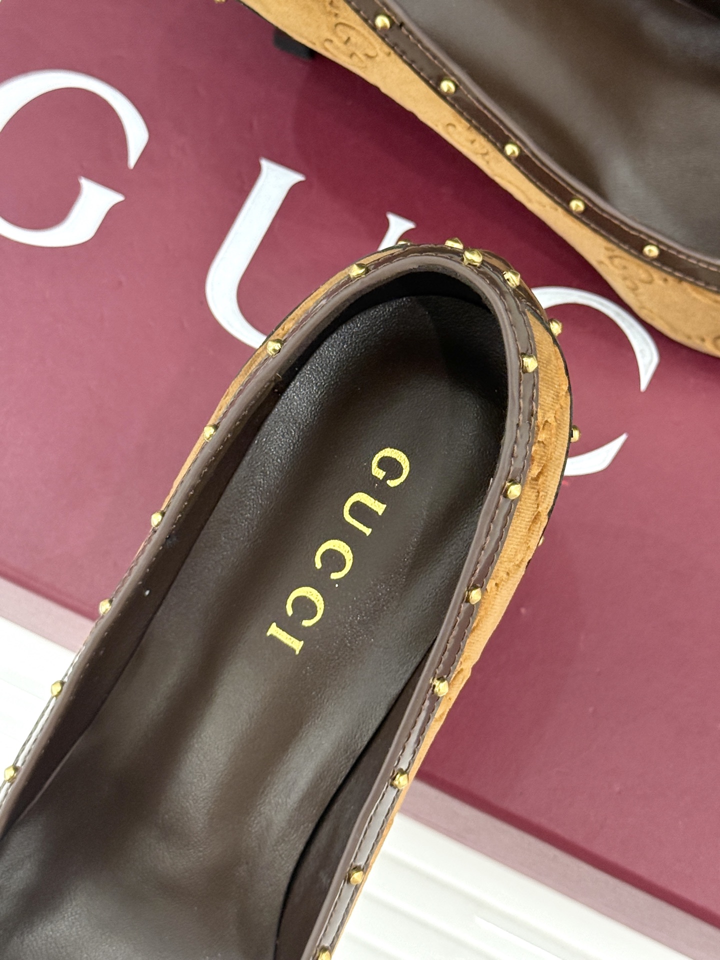 Gucci/古驰26WF新品花马衔扣 饰铆钉尖头高跟鞋 经典马衔扣缀鞋面 金属铆钉点缀增添酷飒感 尖头线条修饰纤细脚型 Gucci/古驰26WF新品花马衔扣 饰铆钉尖头高跟鞋 经典马衔扣缀鞋面 金属铆钉点缀增添酷飒感 尖头线条修饰纤细脚型