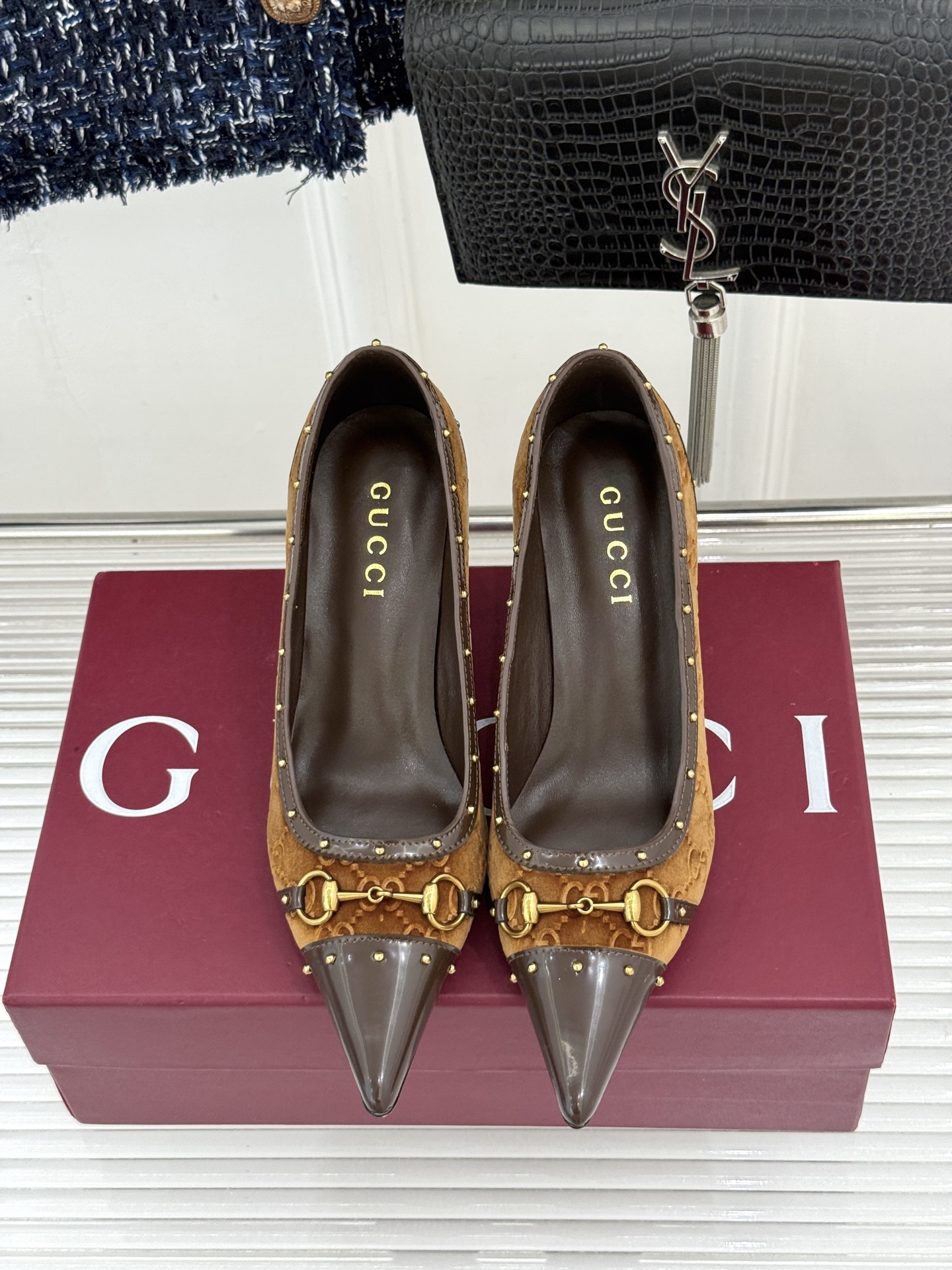 Gucci/古驰26WF新品花马衔扣 饰铆钉尖头高跟鞋 经典马衔扣缀鞋面 金属铆钉点缀增添酷飒感 尖头线条修饰纤细脚型 Gucci/古驰26WF新品花马衔扣 饰铆钉尖头高跟鞋 经典马衔扣缀鞋面 金属铆钉点缀增添酷飒感 尖头线条修饰纤细脚型