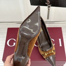 Gucci/古驰26WF新品花马衔扣 饰铆钉尖头高跟鞋 经典马衔扣缀鞋面 金属铆钉点缀增添酷飒感 尖头线条修饰纤细脚型 Gucci/古驰26WF新品花马衔扣 饰铆钉尖头高跟鞋 经典马衔扣缀鞋面 金属铆钉点缀增添酷飒感 尖头线条修饰纤细脚型