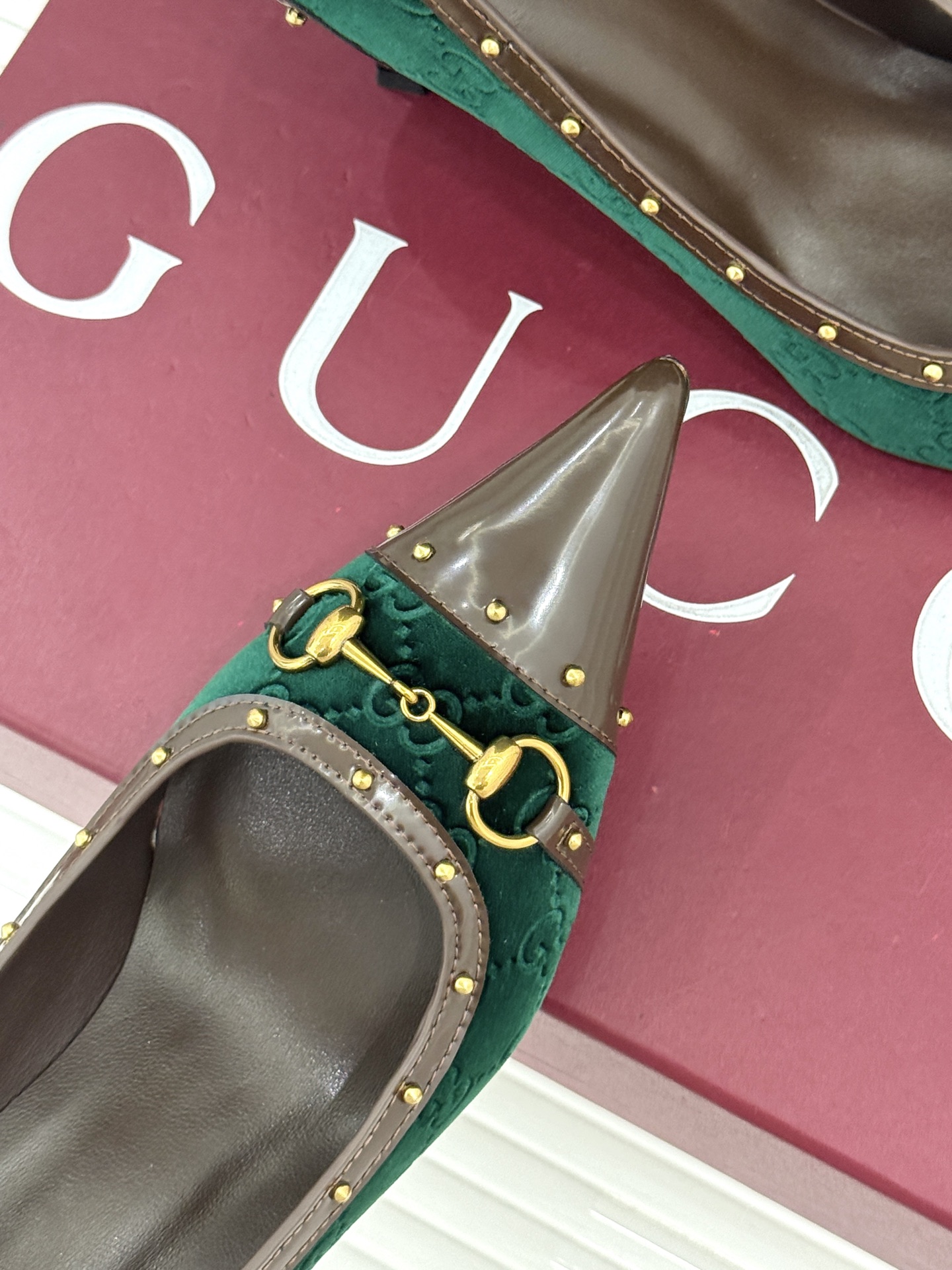 Gucci/古驰26WF新品花马衔扣 饰铆钉尖头高跟鞋 经典马衔扣缀鞋面 金属铆钉点缀增添酷飒感 尖头线条修饰纤细脚型 Gucci/古驰26WF新品花马衔扣 饰铆钉尖头高跟鞋 经典马衔扣缀鞋面 金属铆钉点缀增添酷飒感 尖头线条修饰纤细脚型