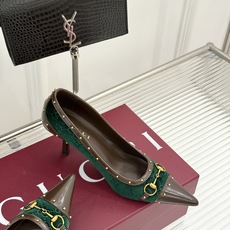 Gucci/古驰26WF新品花马衔扣 饰铆钉尖头高跟鞋 经典马衔扣缀鞋面 金属铆钉点缀增添酷飒感 尖头线条修饰纤细脚型 Gucci/古驰26WF新品花马衔扣 饰铆钉尖头高跟鞋 经典马衔扣缀鞋面 金属铆钉点缀增添酷飒感 尖头线条修饰纤细脚型